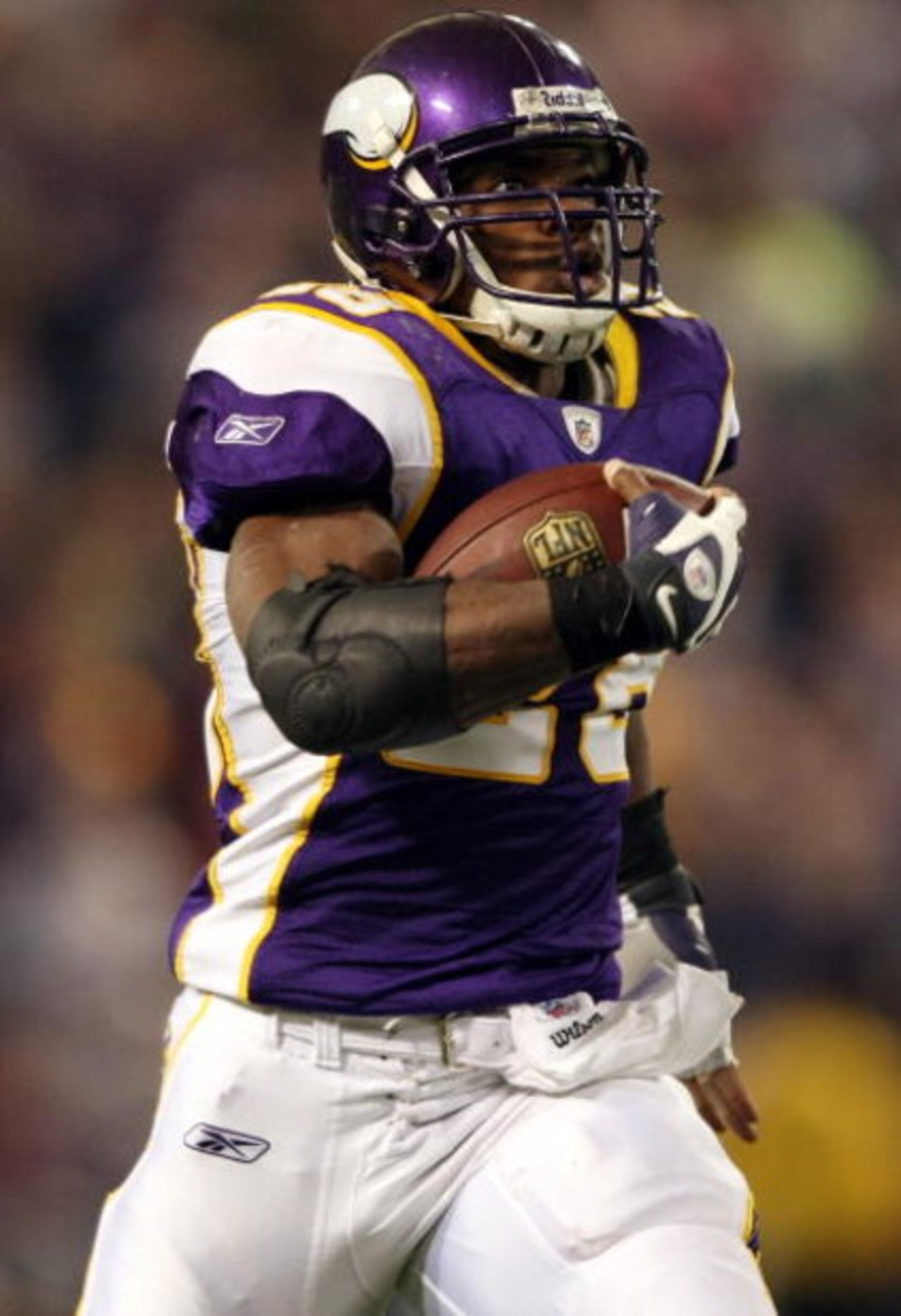 MINNEAPOLIS - DECEMBER 28:   Adrian Peterson #28 of the Minnesota Vikings carries the ball in for a touchdown in the second quarter against the New York Giants on December 28, 2008 at the Hubert H. Humphrey Metrodome in Minneapolis, Minnesota. (Photo by E