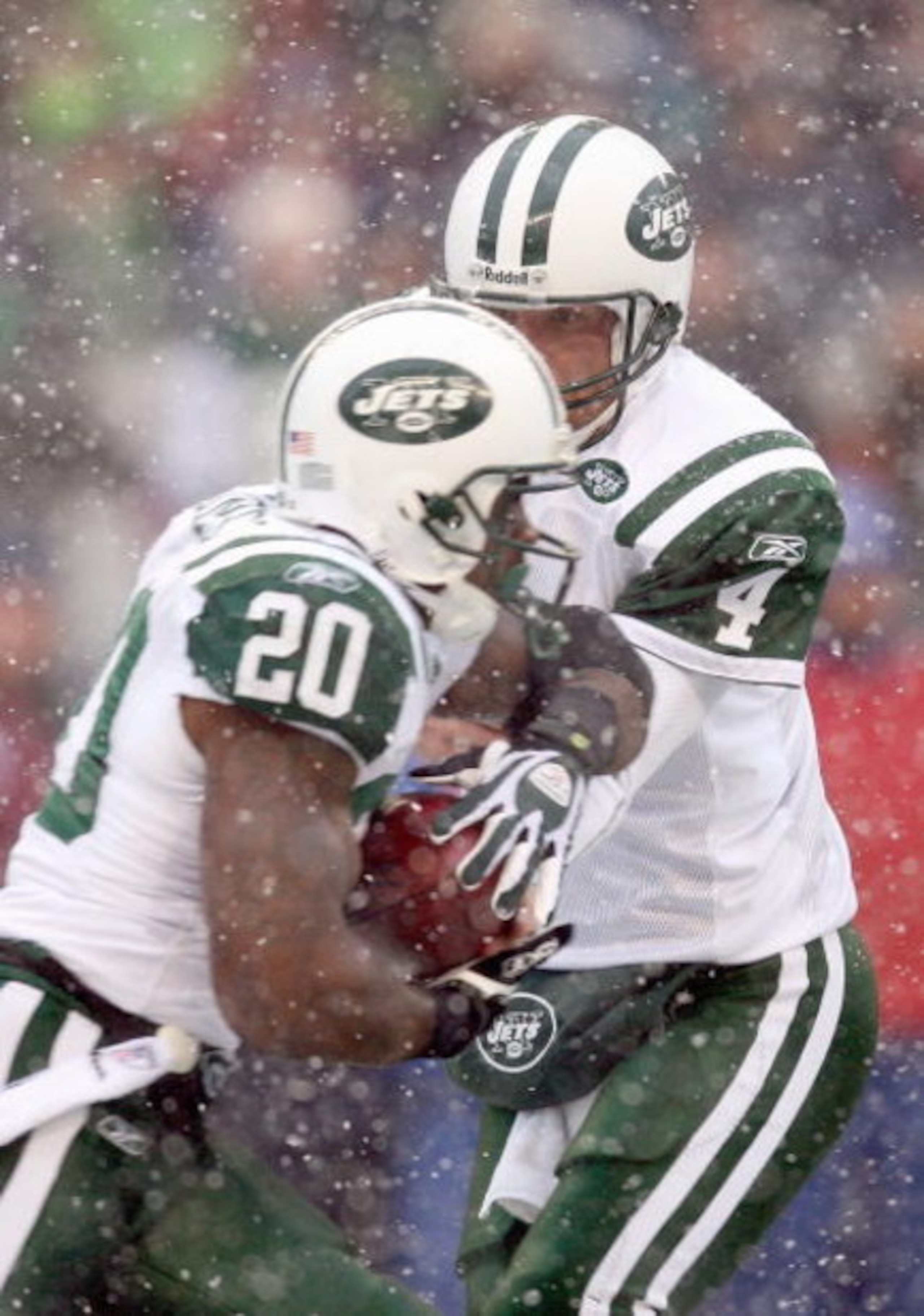 SEATTLE - DECEMBER 21:  Quarterback Brett Favre #4 of the New York Jets hands off the ball to Thomas Jones #20 during the game against the Seattle Seahawks on December 21, 2008 at Qwest Field in Seattle, Washington. The Seahawks defeated the Jets 13-3. (P