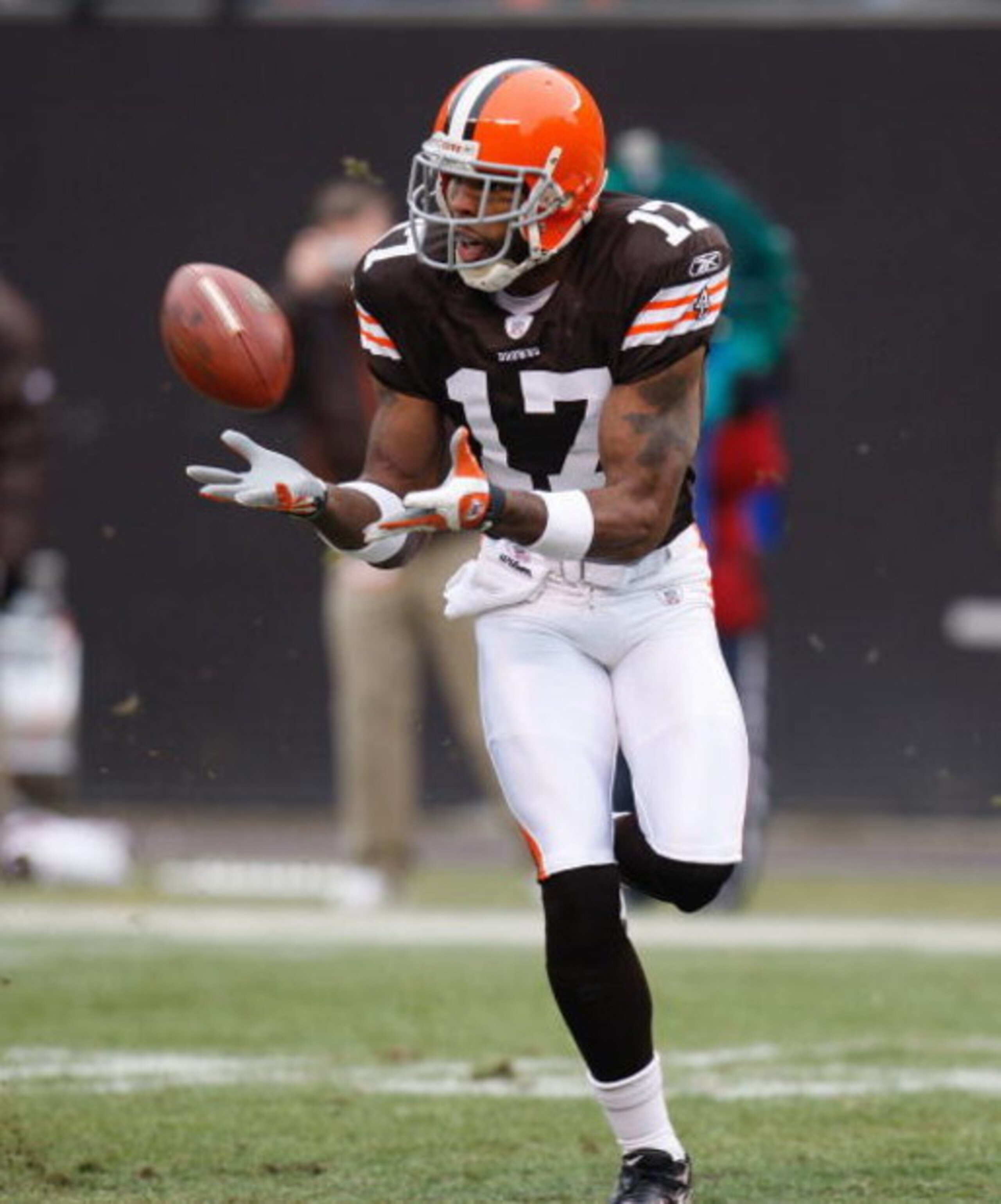 CLEVELAND - DECEMBER 30:  Braylon Edwards #17 of the Cleveland Browns sets up for a catch against the San Francisco 49ers on December 30, 2007 at Cleveland Browns Stadium in Cleveland, Ohio. (Photo By Gregory Shamus/Getty Images)  