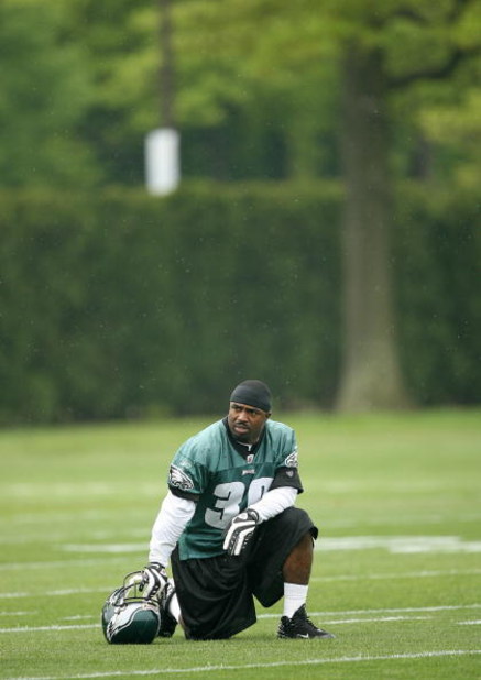 PHILADELPHIA - MAY 1: Running back Brian Westbrook #36 of the Philadelphia Eagles looks on during minicamp practice at the NovaCare Complex on May 1, 2009 in Philadelphia, Pennsylvania. (Photo by Hunter Martin/Getty Images) PHILADELPHIA - MAY 1: Running back Brian Westbrook #36 of the Philadelphia Eagles looks on during minicamp practice at the NovaCare Complex on May 1, 2009 in Philadelphia, Pennsylvania. (Photo by Hunter Martin/Getty Images)