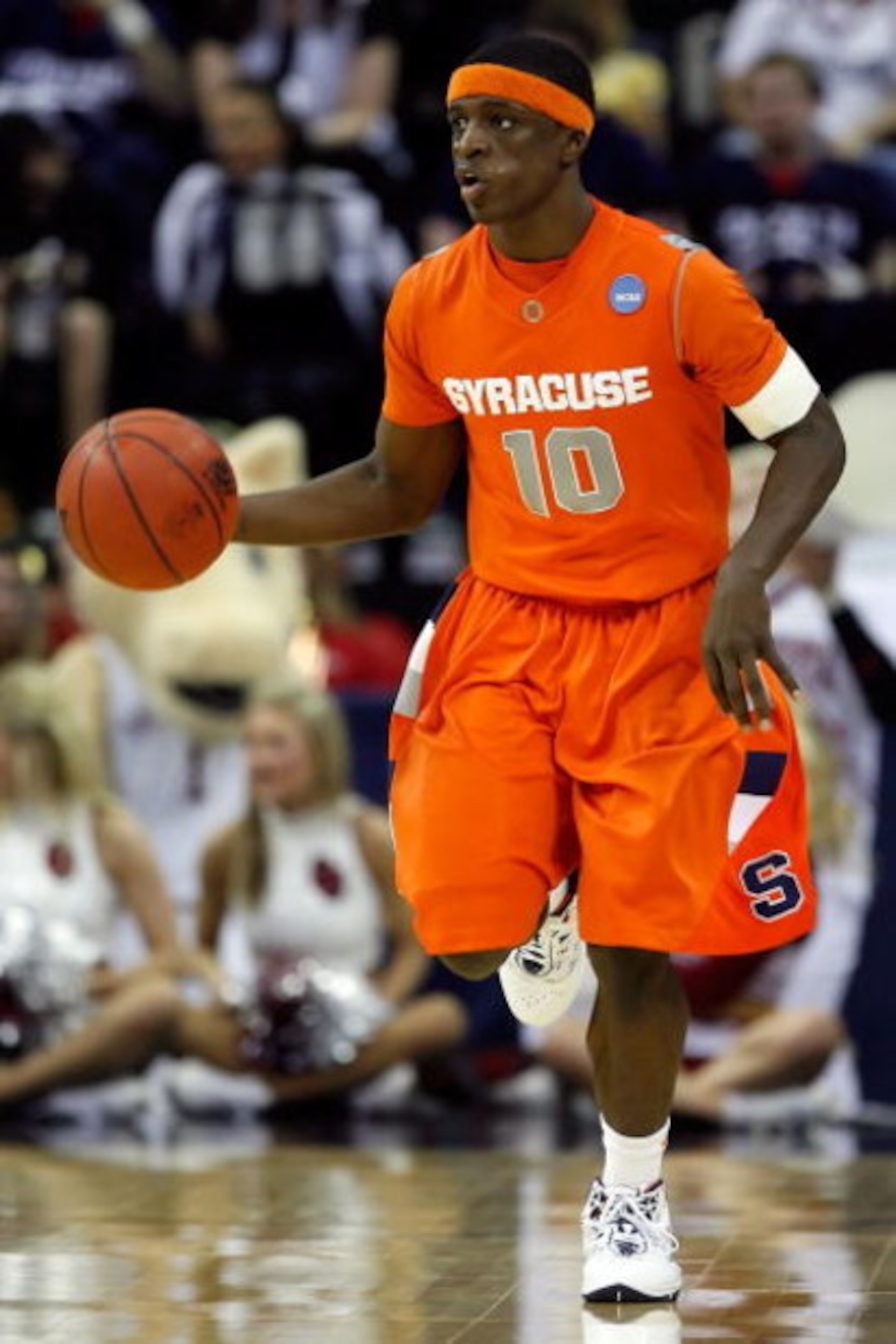 MEMPHIS, TN - MARCH 27:  Jonny Flynn #10 of the Syracuse Orange moves the ball against the Oklahoma Sooners during the NCAA Men's Basketball Tournament South Regionals at the FedExForum on March 27, 2009 in Memphis, Tennessee.  (Photo by Joe Murphy/Getty 