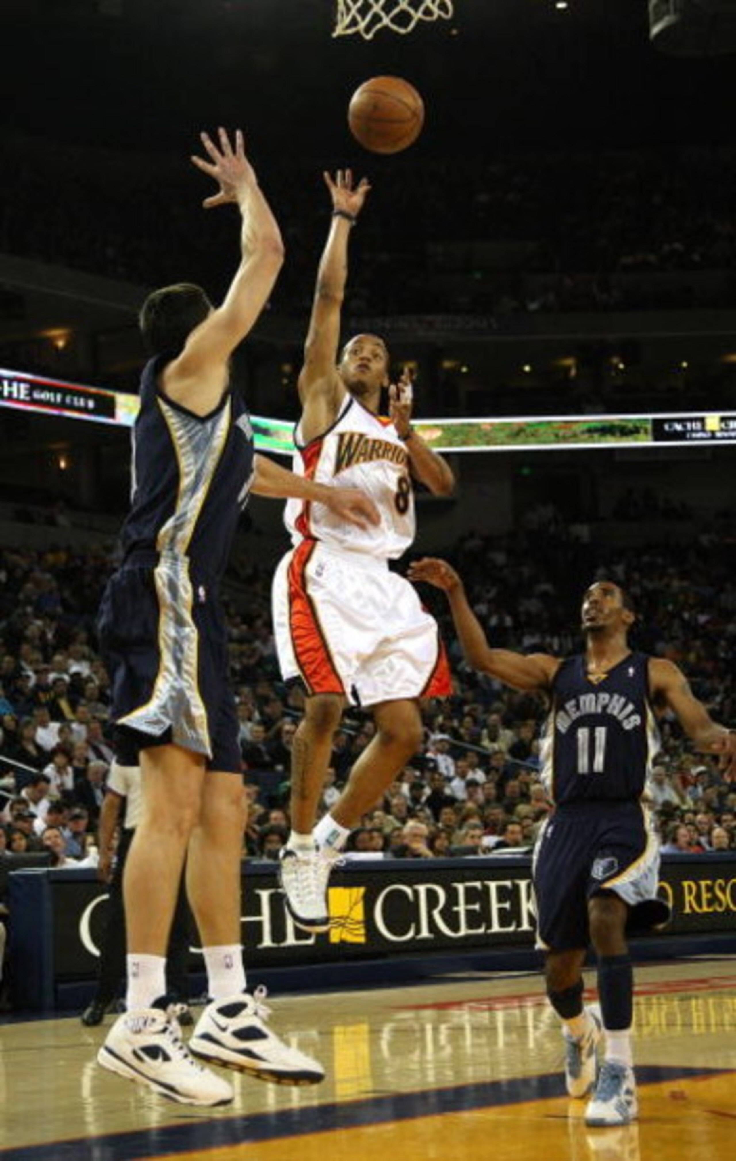 OAKLAND, CA - MARCH 30:  Monta Ellis #8 of the Golden State Warriors shoots against Darko Milicic #31 of the Memphis Grizzlies during an NBA game on March 30, 2009 at Oracle Arena in Oakland, California. NOTE TO USER: User expressly acknowledges and agree