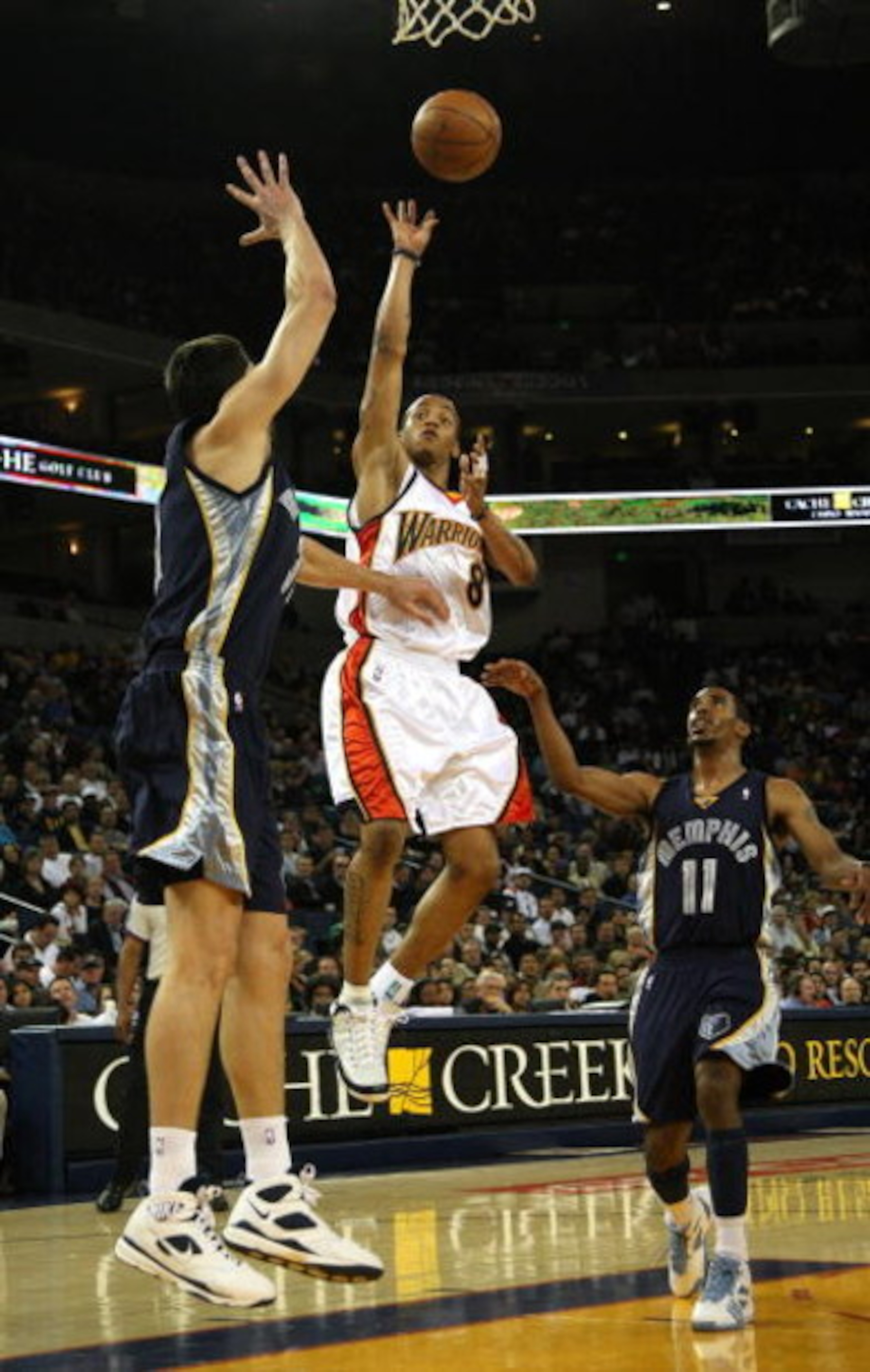 OAKLAND, CA - MARCH 30:  Monta Ellis #8 of the Golden State Warriors shoots against Darko Milicic #31 of the Memphis Grizzlies during an NBA game on March 30, 2009 at Oracle Arena in Oakland, California. NOTE TO USER: User expressly acknowledges and agree