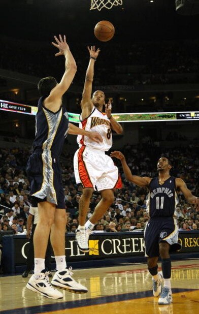 OAKLAND, CA - MARCH 30:  Monta Ellis #8 of the Golden State Warriors shoots against Darko Milicic #31 of the Memphis Grizzlies during an NBA game on March 30, 2009 at Oracle Arena in Oakland, California. NOTE TO USER: User expressly acknowledges and agree