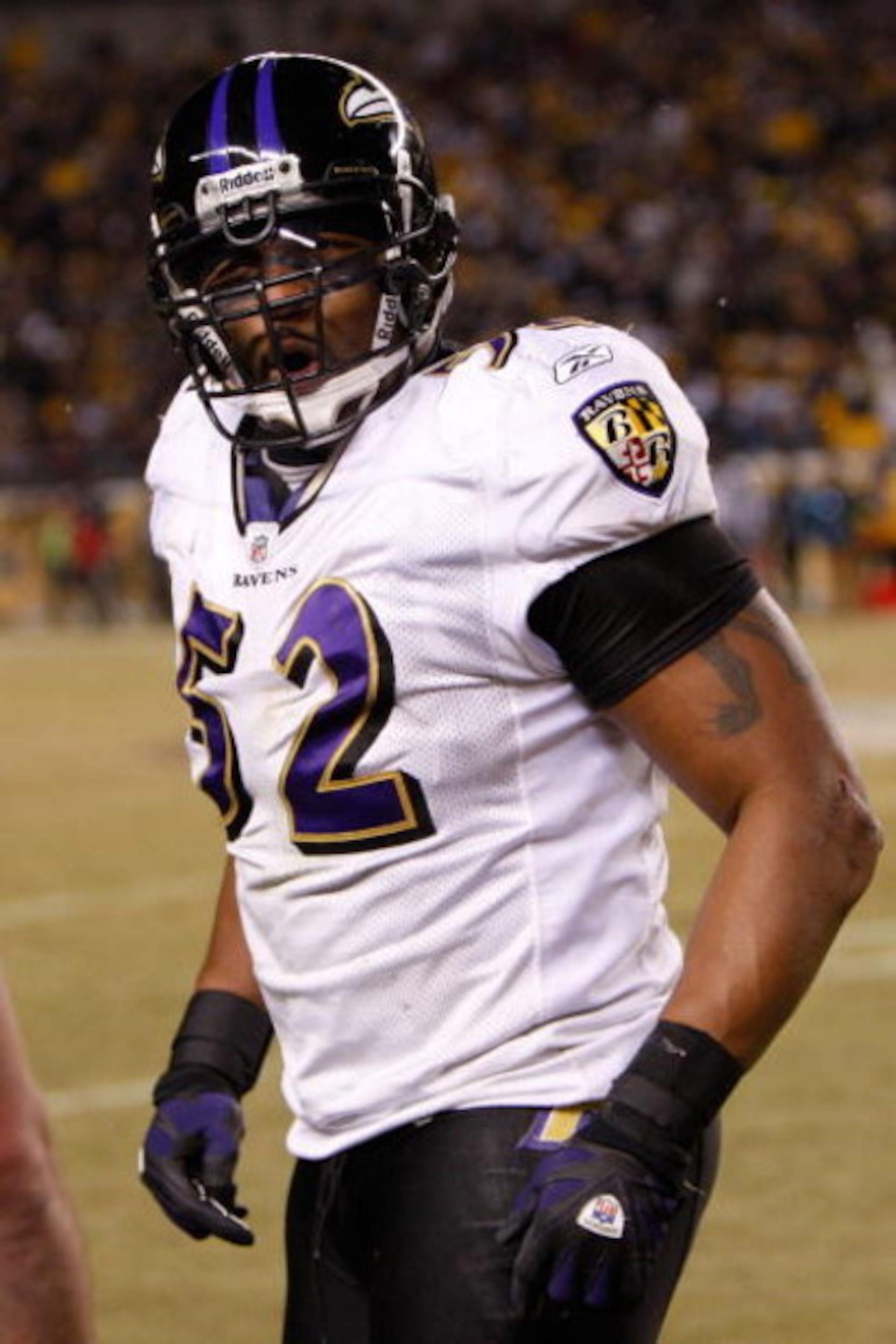 PITTSBURGH - JANUARY 18:  Ray Lewis #52 of the Baltimore Ravens looks on against the Pittsburgh Steelers during the AFC Championship game on January 18, 2009 at Heinz Field in Pittsburgh, Pennsylvania.  (Photo by Streeter Lecka/Getty Images)