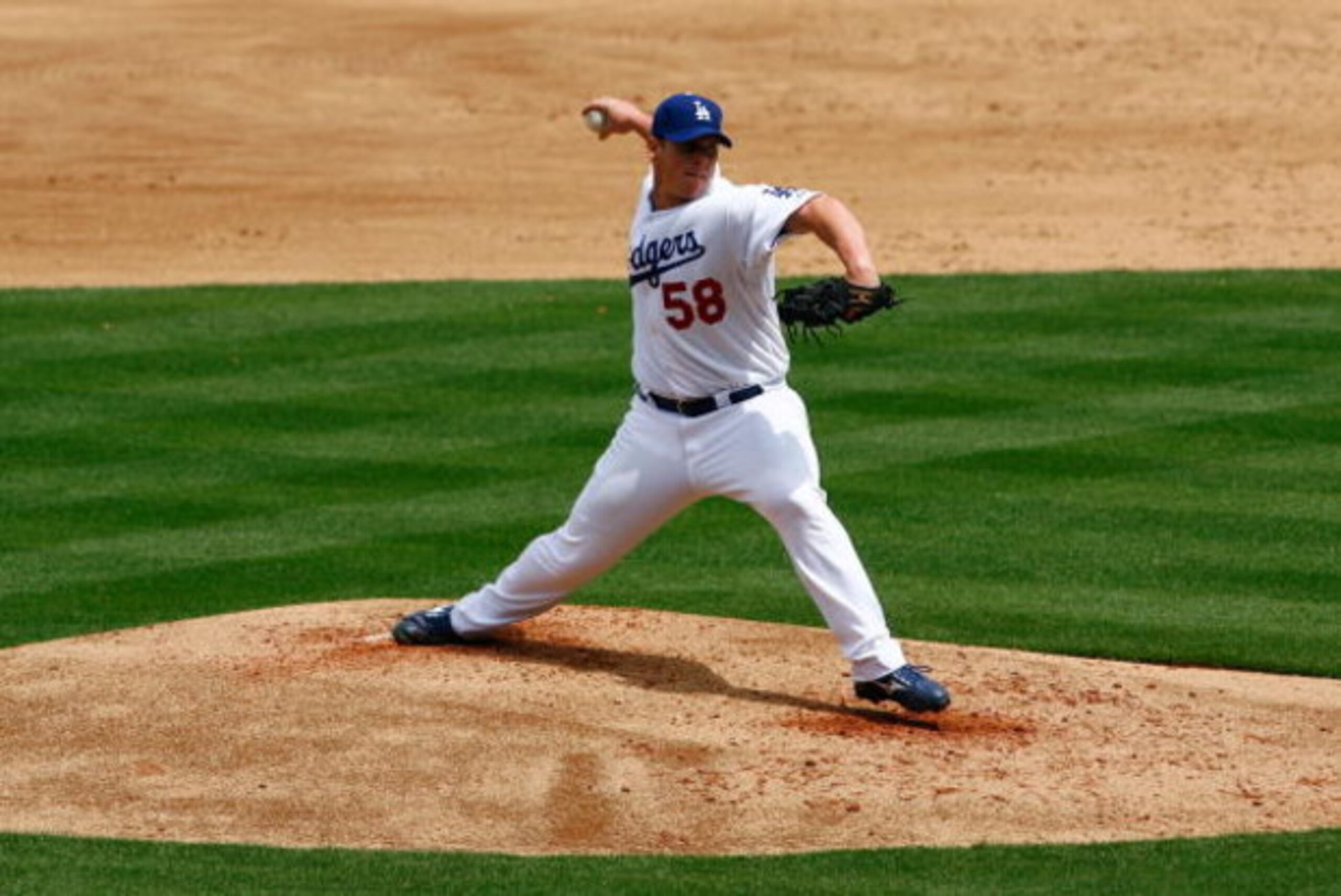 LOS ANGELES, CA - APRIL 13:  Chad Billingsley #58 of the Los Angeles Dodgers throws a pitch against the San Francisco Giants at Dodger Stadium on April 13, 2009 in Los Angeles, California. The Dodgers defeated the Giants 11-1.  (Photo by Jeff Gross/Getty 