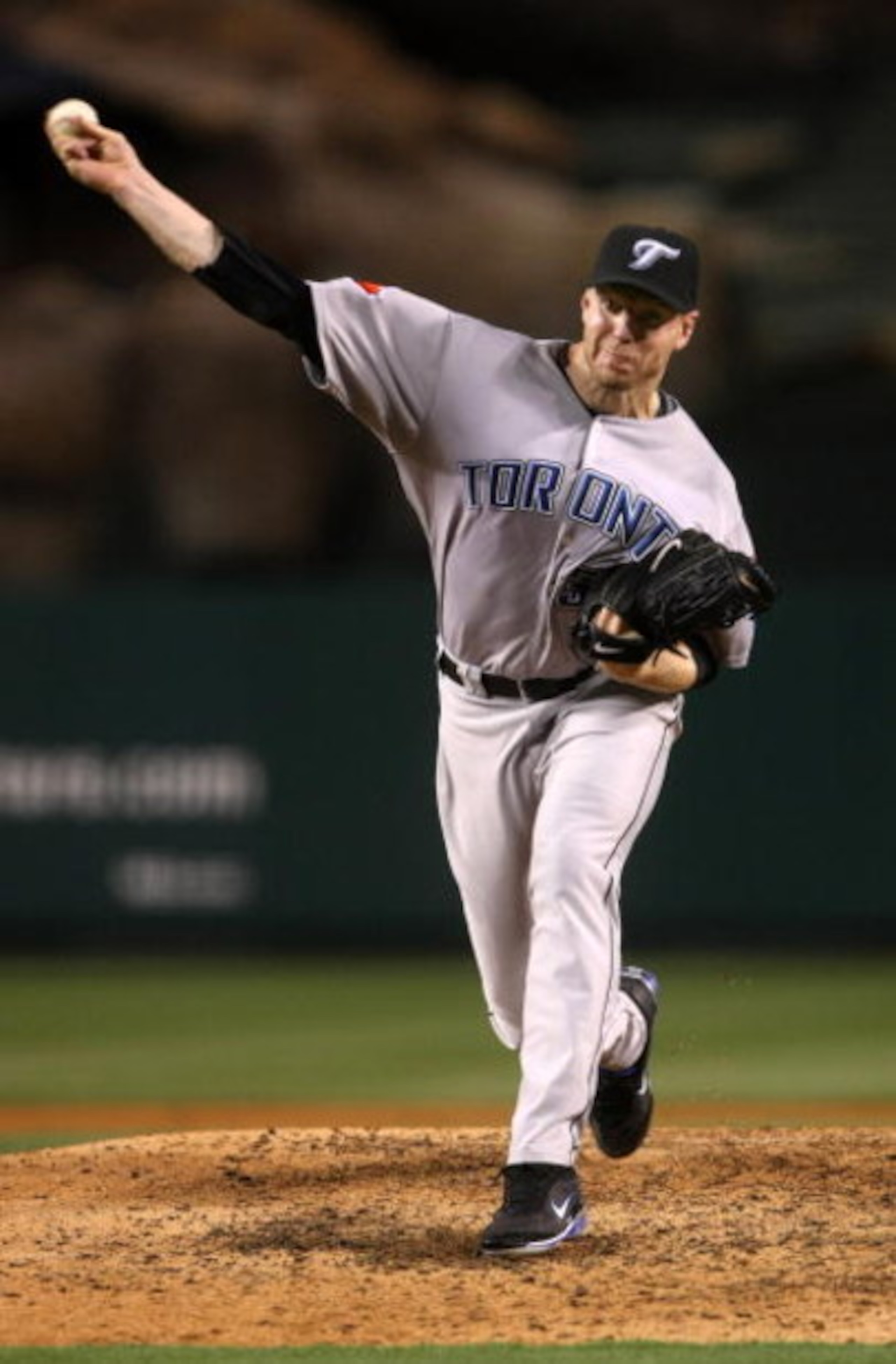 ANAHEIM, CA - MAY 6:  Roy Halladay #32 of the Toronto Blue Jays throws a pitch against the Los Angeles Angels of Anaheim at Angel Stadium May 6, 2009 in Anaheim, California.  (Photo by Stephen Dunn/Getty Images)