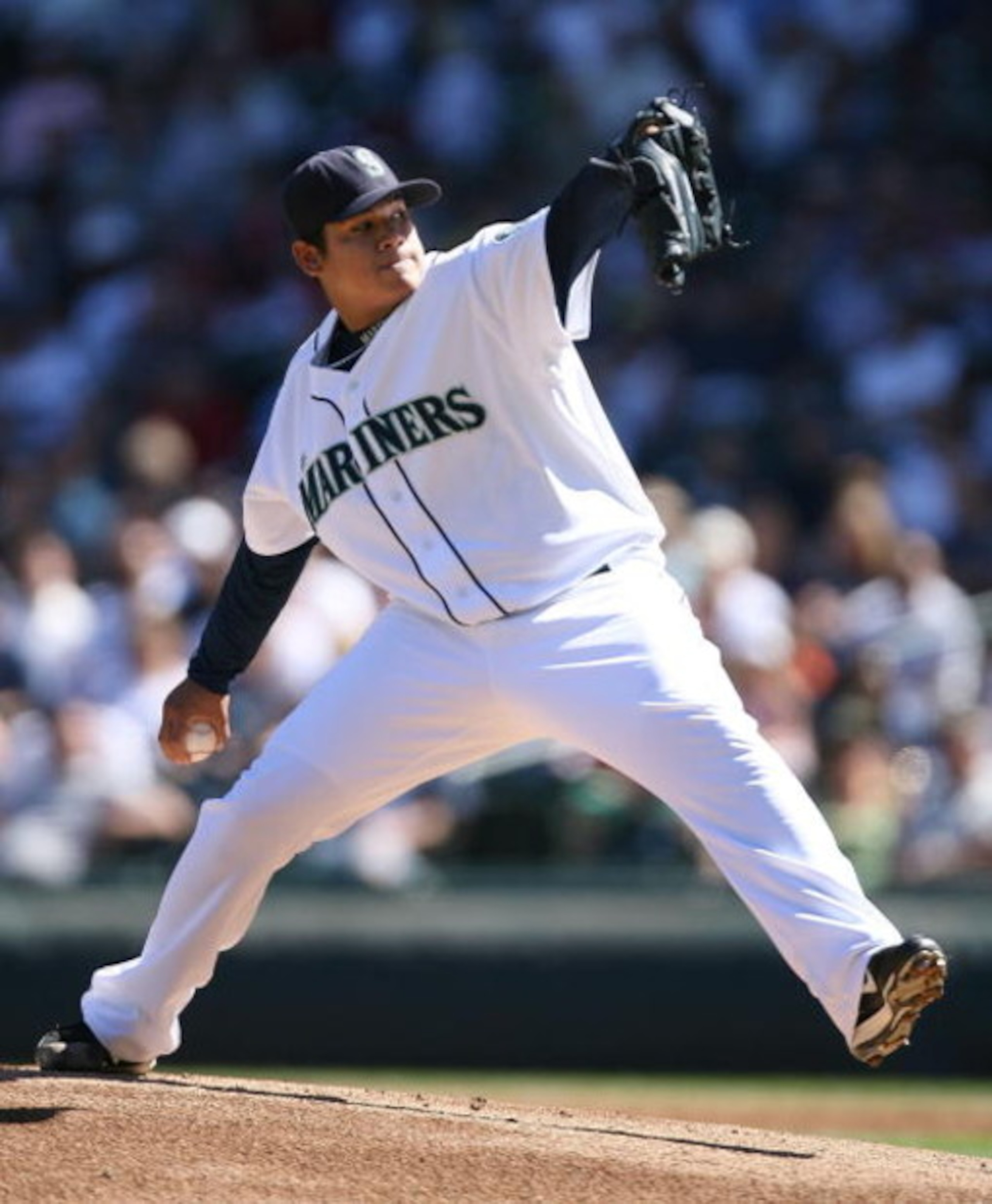 SEATTLE - AUGUST 29:  Starting pitcher Felix Hernandez #34 of the Seattle Mariners pitches against the Los Angeles Angels of Anaheim at Safeco Field August 29, 2007 in Seattle, Washington. The Angels defeated the Mariners 8-2.  (Photo by Otto Greule Jr/Ge