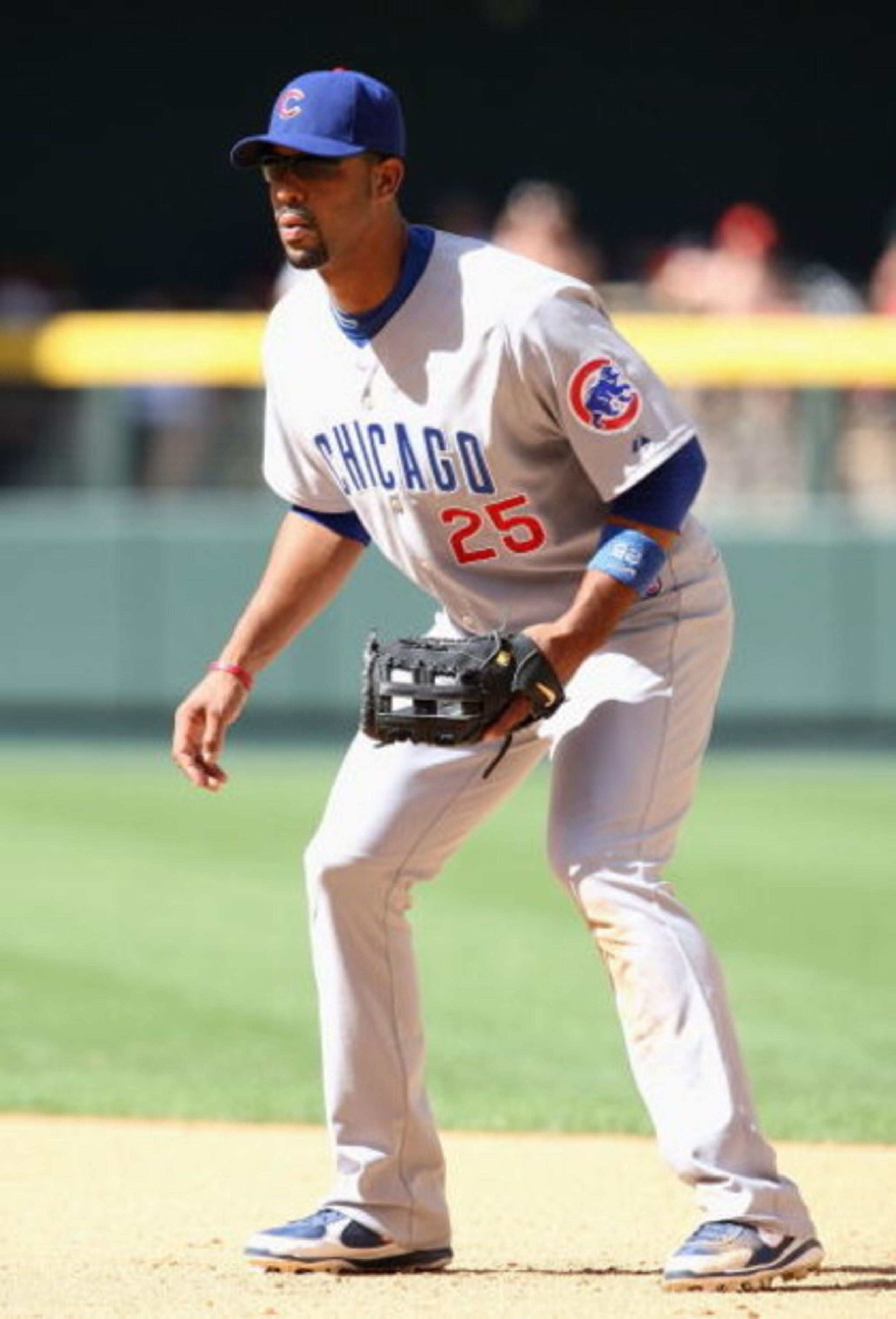 PHOENIX - APRIL 29:  Infielder Derrek Lee #25 of the Chicago Cubs in action during the game against the Arizona Diamondbacks at Chase Field on April 29, 2009 in Phoenix, Arizona. The Diamondbacks defeated the Cubs 10-0.  (Photo by Christian Petersen/Getty