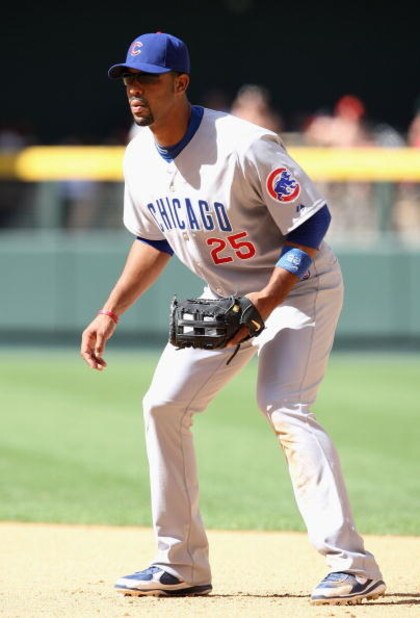 PHOENIX - APRIL 29:  Infielder Derrek Lee #25 of the Chicago Cubs in action during the game against the Arizona Diamondbacks at Chase Field on April 29, 2009 in Phoenix, Arizona. The Diamondbacks defeated the Cubs 10-0.  (Photo by Christian Petersen/Getty