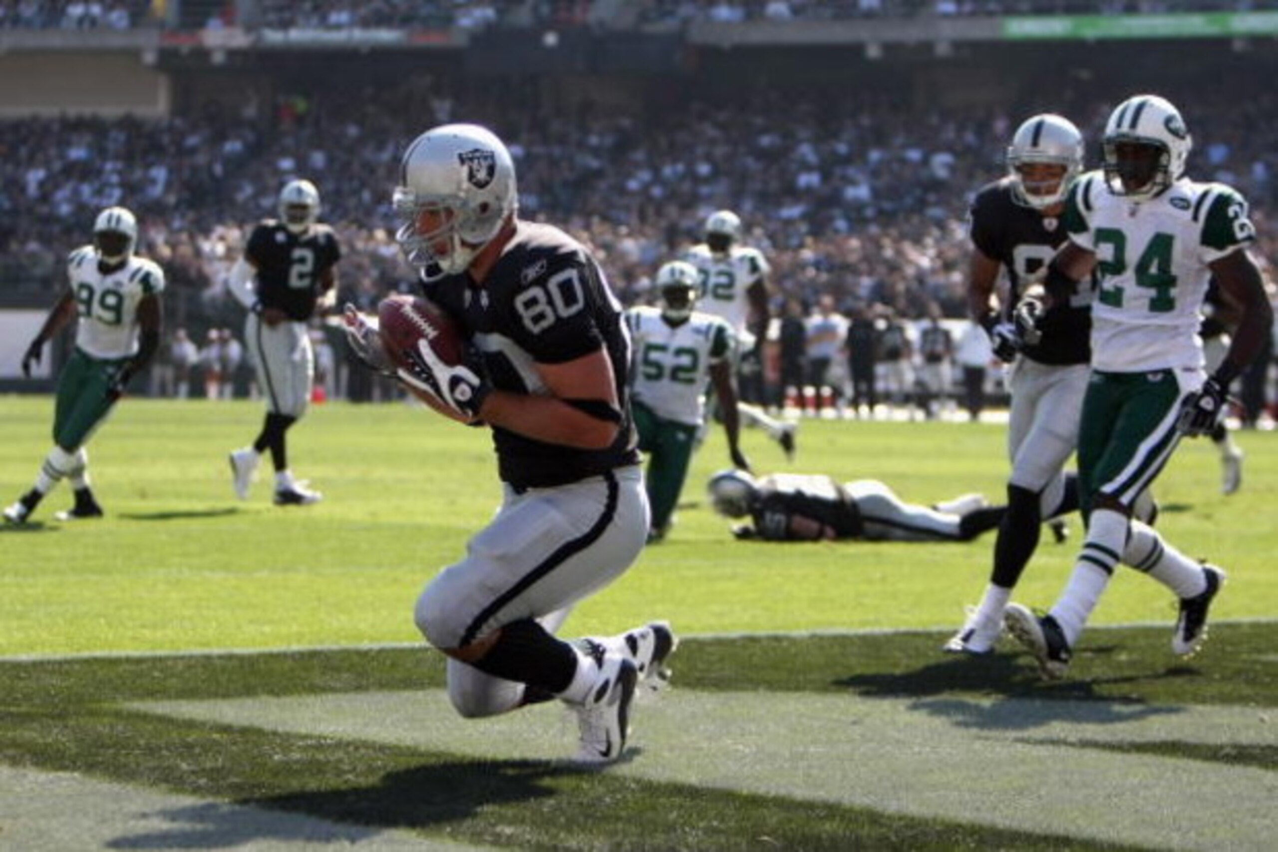 OAKLAND, CA - OCTOBER 19:  Zach Miller #80 of the Oakland Raiders catches a touchdown pass that was nullified due to a penalty during the game against the New York Jets on October 19, 2008 at the Oakland-Alameda County Coliseum in Oakland, California. (Ph