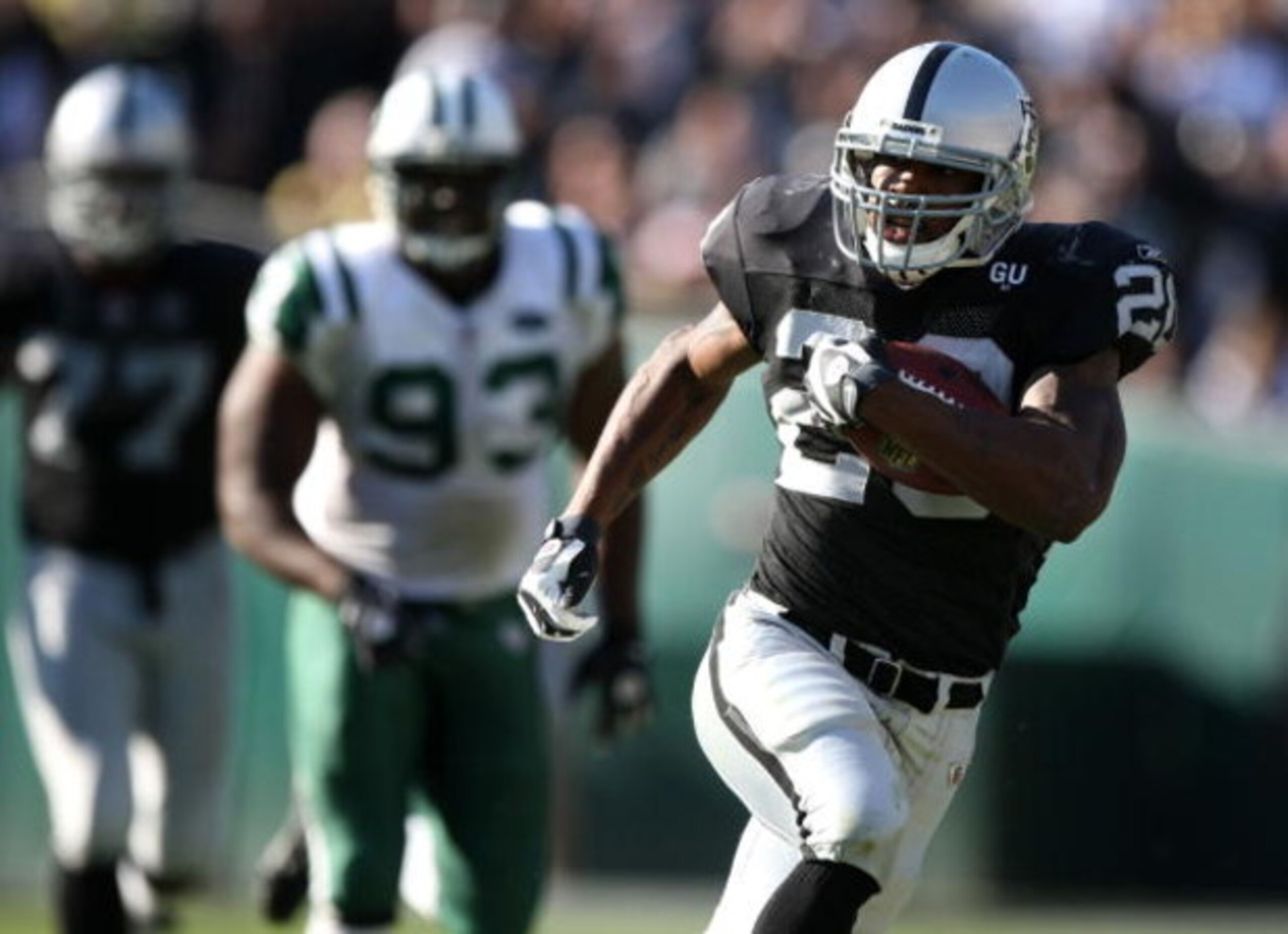 OAKLAND, CA - OCTOBER 19:  Darren McFadden #20 of the Oakland Raiders runs against the New York Jets during an NFL game on October 19, 2008 at the Oakland-Alameda County Coliseum in Oakland, California.  (Photo by Jed Jacobsohn/Getty Images)