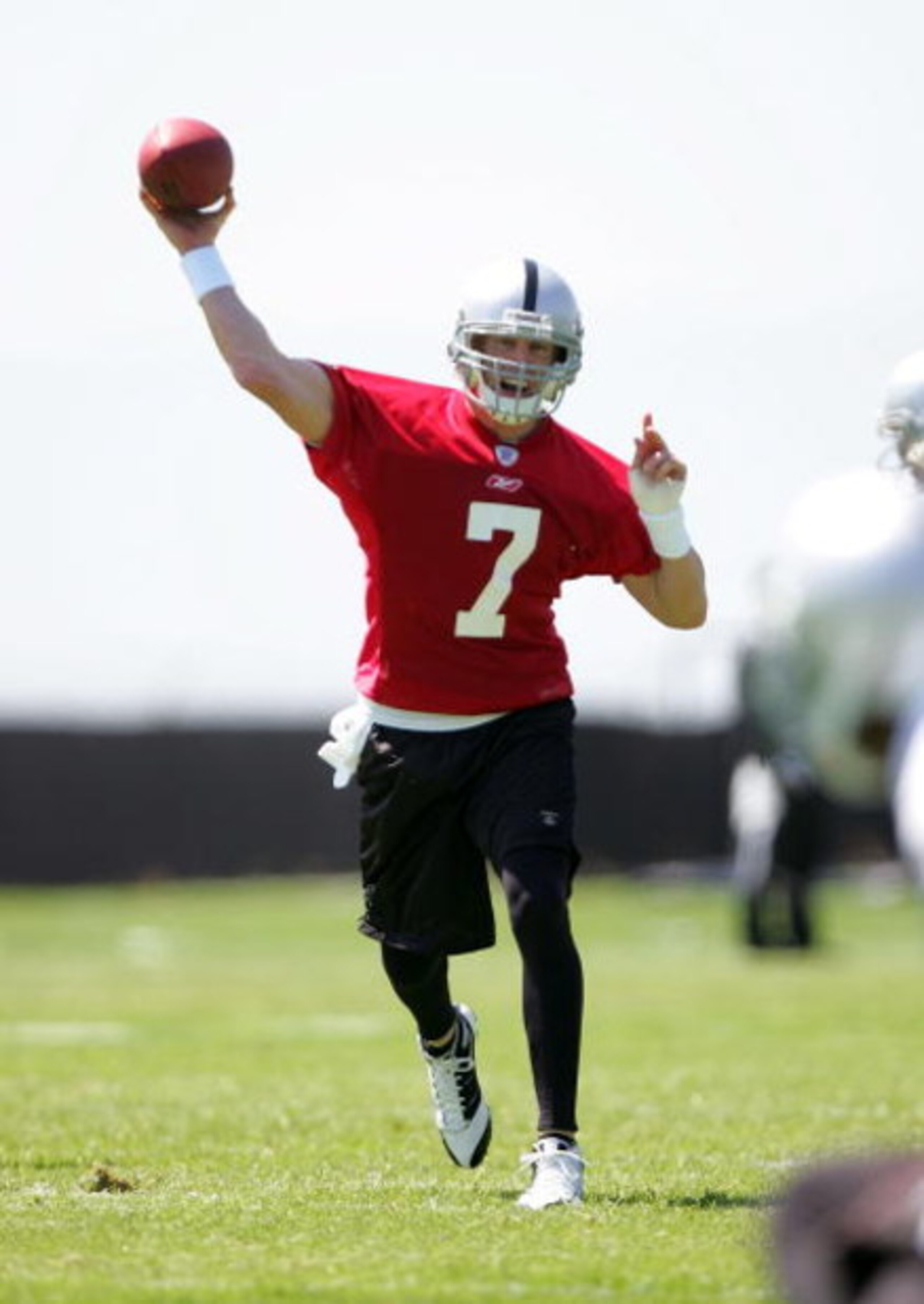 ALAMEDA, CA - MAY 08:  Jeff Garcia #7 of the Oakland Raiders throws the ball during the Raiders minicamp at the team's permanent training facility on May 8, 2009 in Alameda, California.  (Photo by Ezra Shaw/Getty Images)