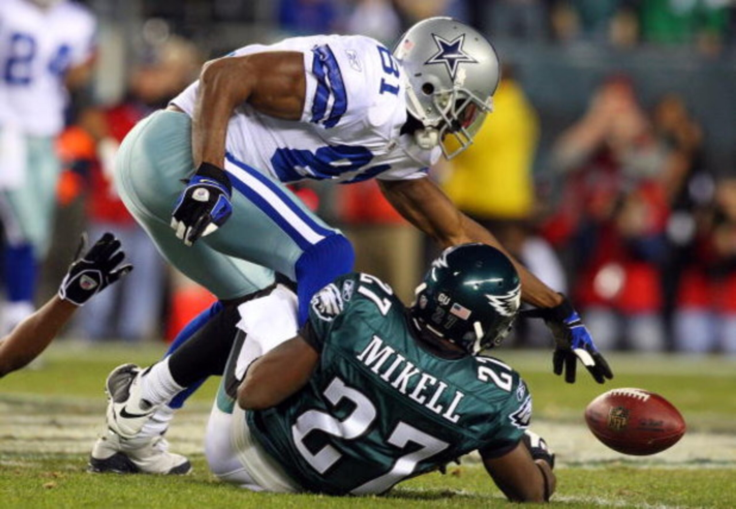 PHILADELPHIA - DECEMBER 28:  Terrell Owens #81 of the Dallas Cowboys can't hold onto a pass as he is defended by Quintin Mikell #27 of the Philadelphia Eagles on December 28, 2008 at Lincoln Financial Field in Philadelphia, Pennsylvania.  (Photo by Jim Mc