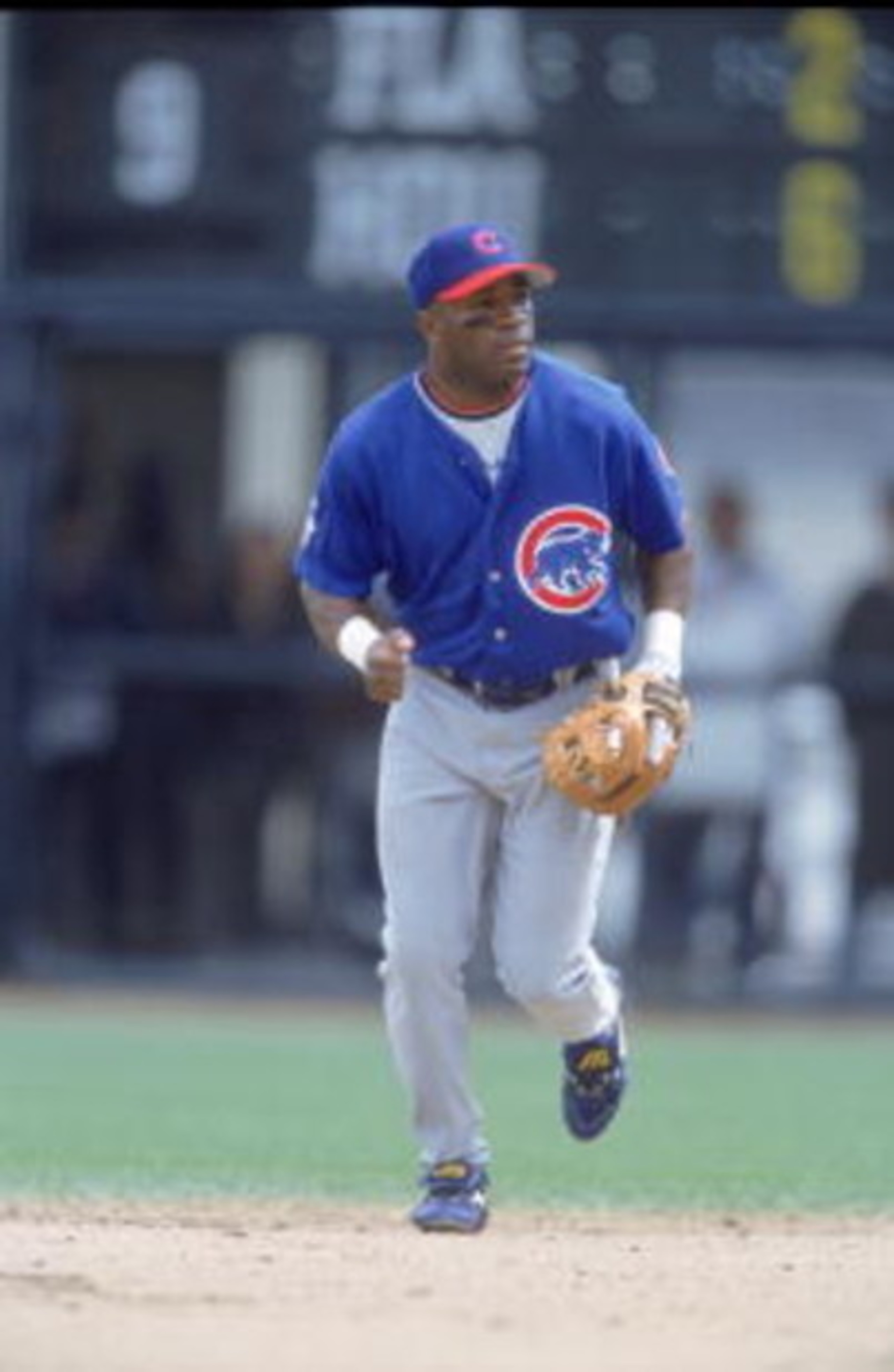 28 Apr 2001:  Eric Young #7 of the Chicago Cubs runs into position during the game against the San Francisco Giants at Pac Bell Park in San Francisco, California. The Giants defeated the Cubs 5-0.Mandatory Credit: Jed Jacobsohn  /Allsport