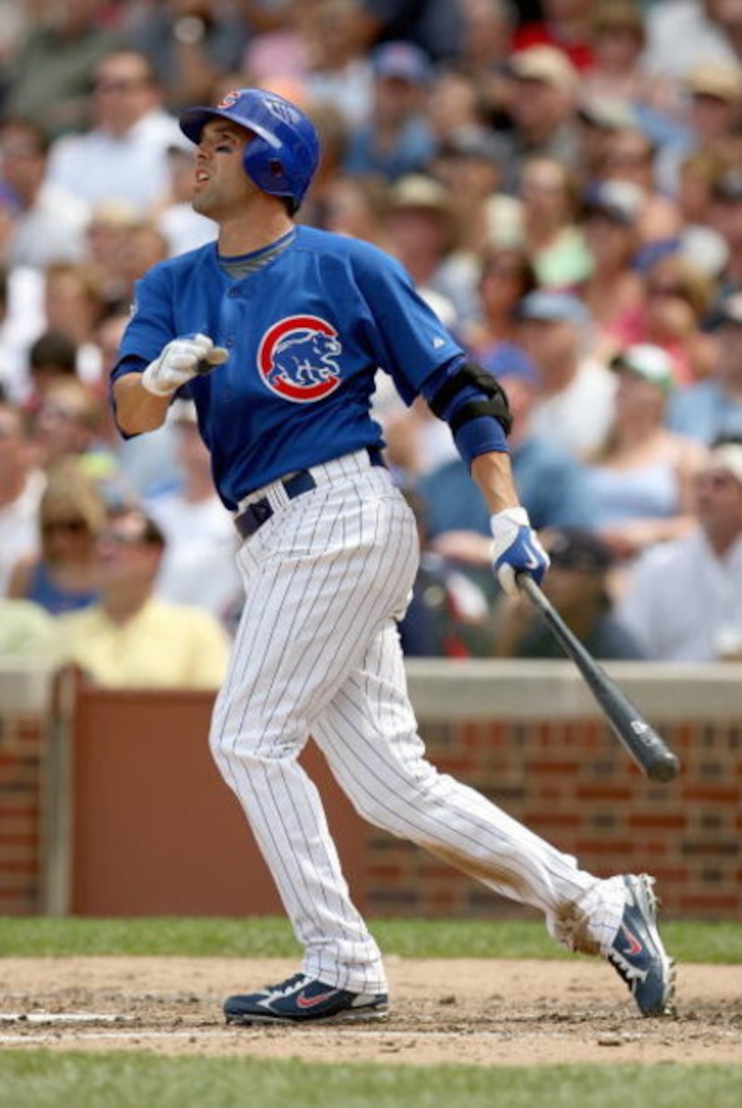 CHICAGO - AUGUST 06: Mark DeRosa #7 of the Chicago Cubs bats against the Houston Astros on August 6, 2008 at Wrigley Field in Chicago, Illinois. (Photo by Jonathan Daniel/Getty Images) 