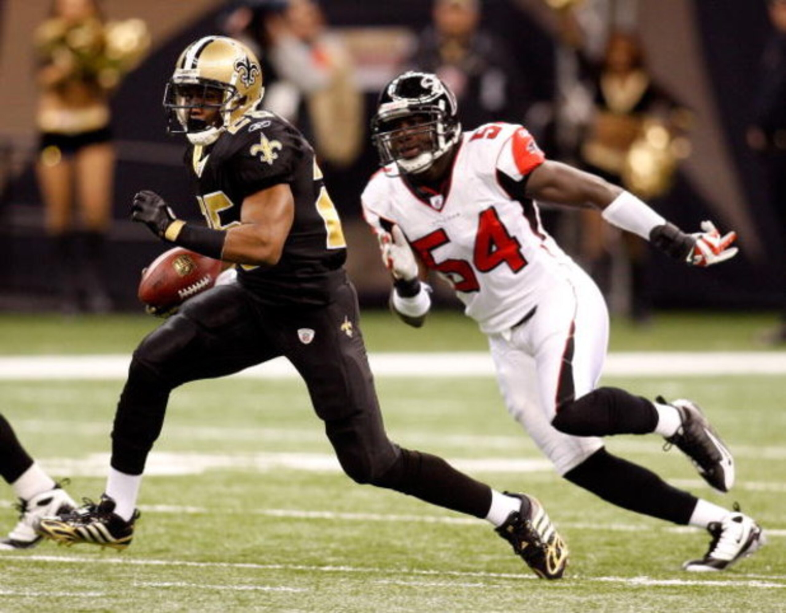 NEW ORLEANS - DECEMBER 07:  Reggie Bush #25 of the New Orleans Saints avoids a tackle by Stephen Nicholas #45 of the Atlanta Falcons on December 7, 2008 at the Superdome in New Orleans, Louisiana.  (Photo by Chris Graythen/Getty Images)