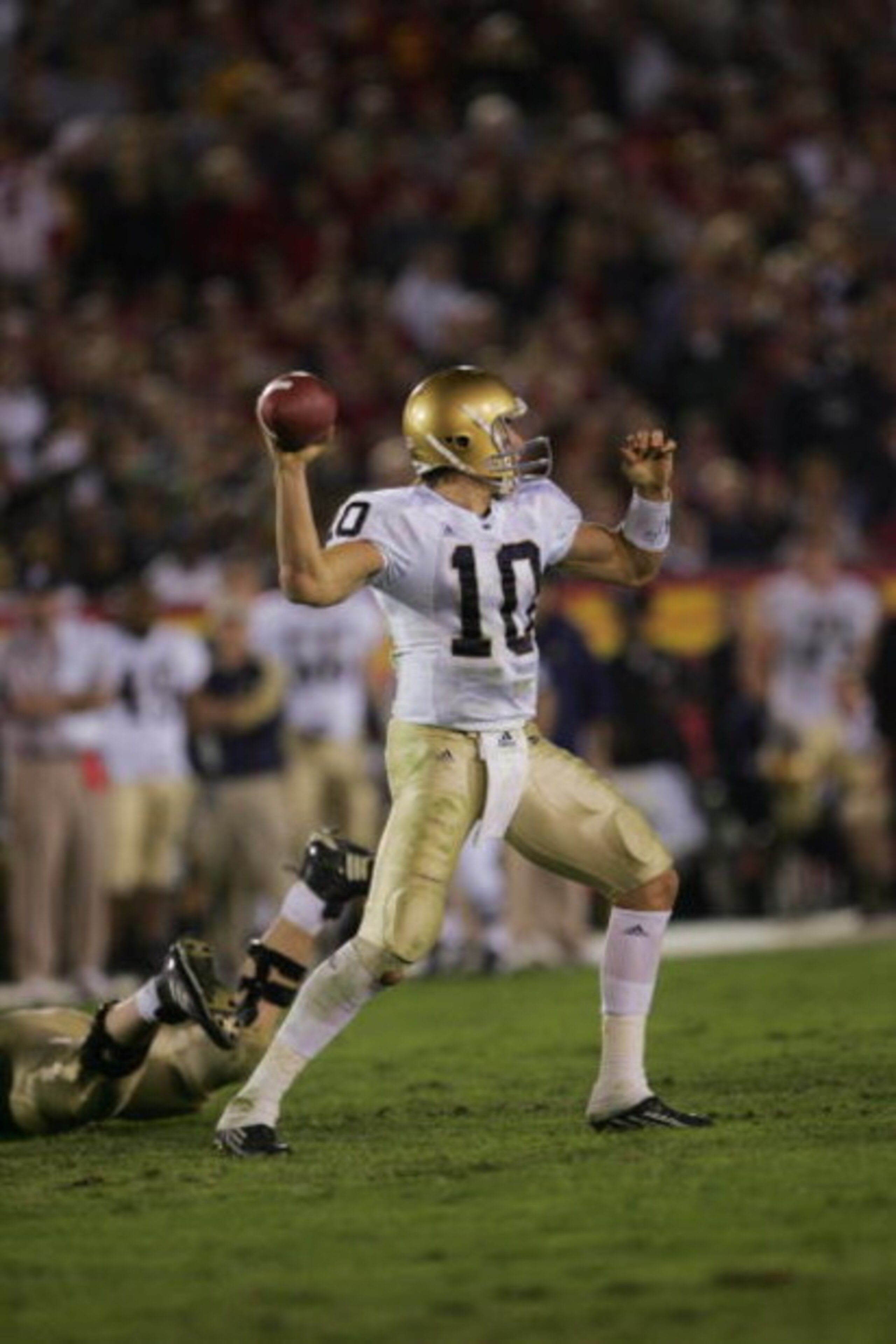 LOS ANGELES - NOVEMBER 25:  Quarterback Brady Quinn #10 of the Notre Dame Fighting Irish throws a pass against the USC Trojans at the Los Angeles Memorial Coliseum on November 25, 2006 in Los Angeles, California. USC won 44-24. (Photo by Stephen Dunn/Gett