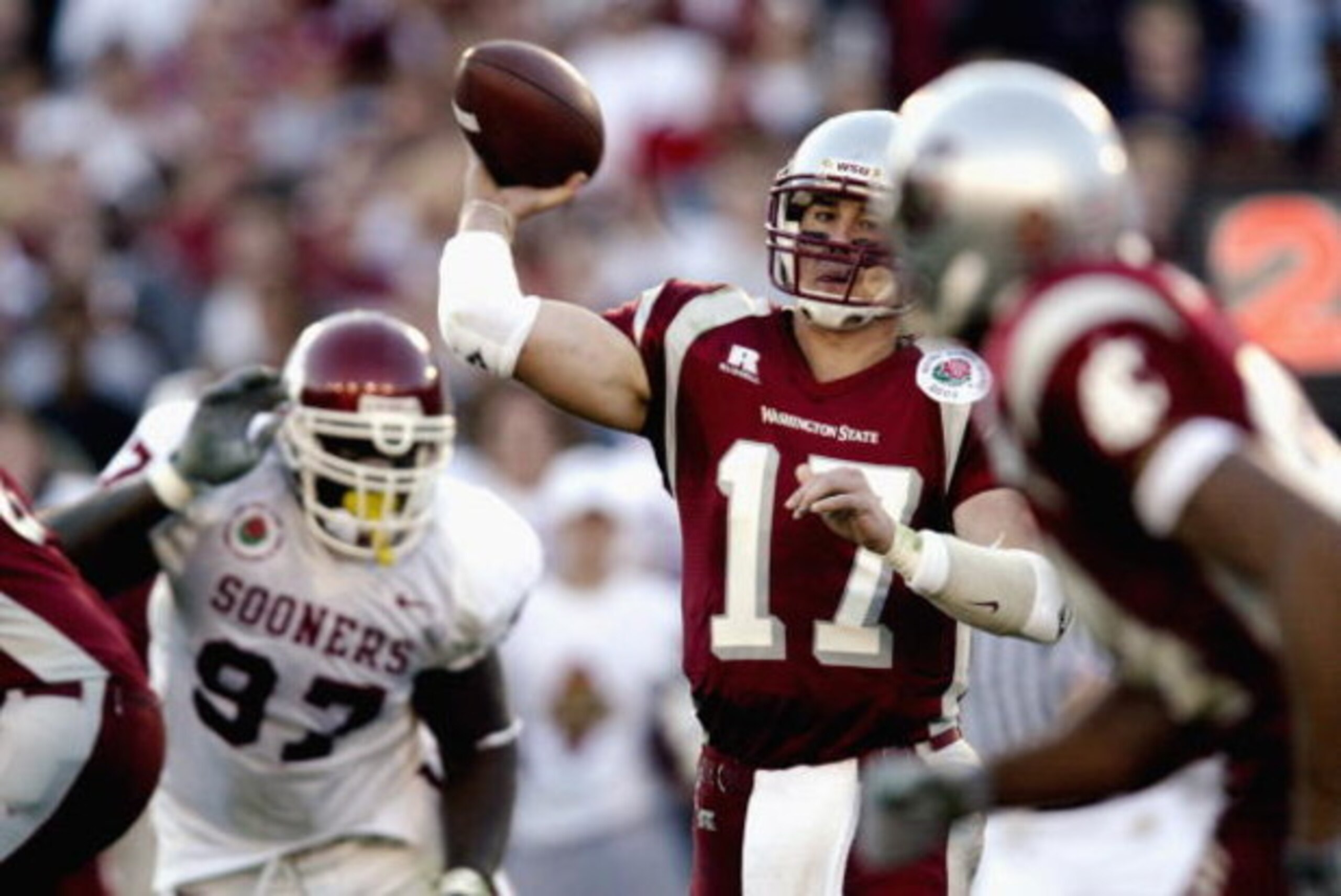 PASADENA, CA - JANUARY 1:  Quarterback Jason Gesser #17 of the WSU Cougars finds his receiver during the 89th Rose Bowl against the Oklahoma Sooners on January 1, 2003 at the Rose Bowl in Pasadena, California.  The University of Oklahoma Sooners defeated 