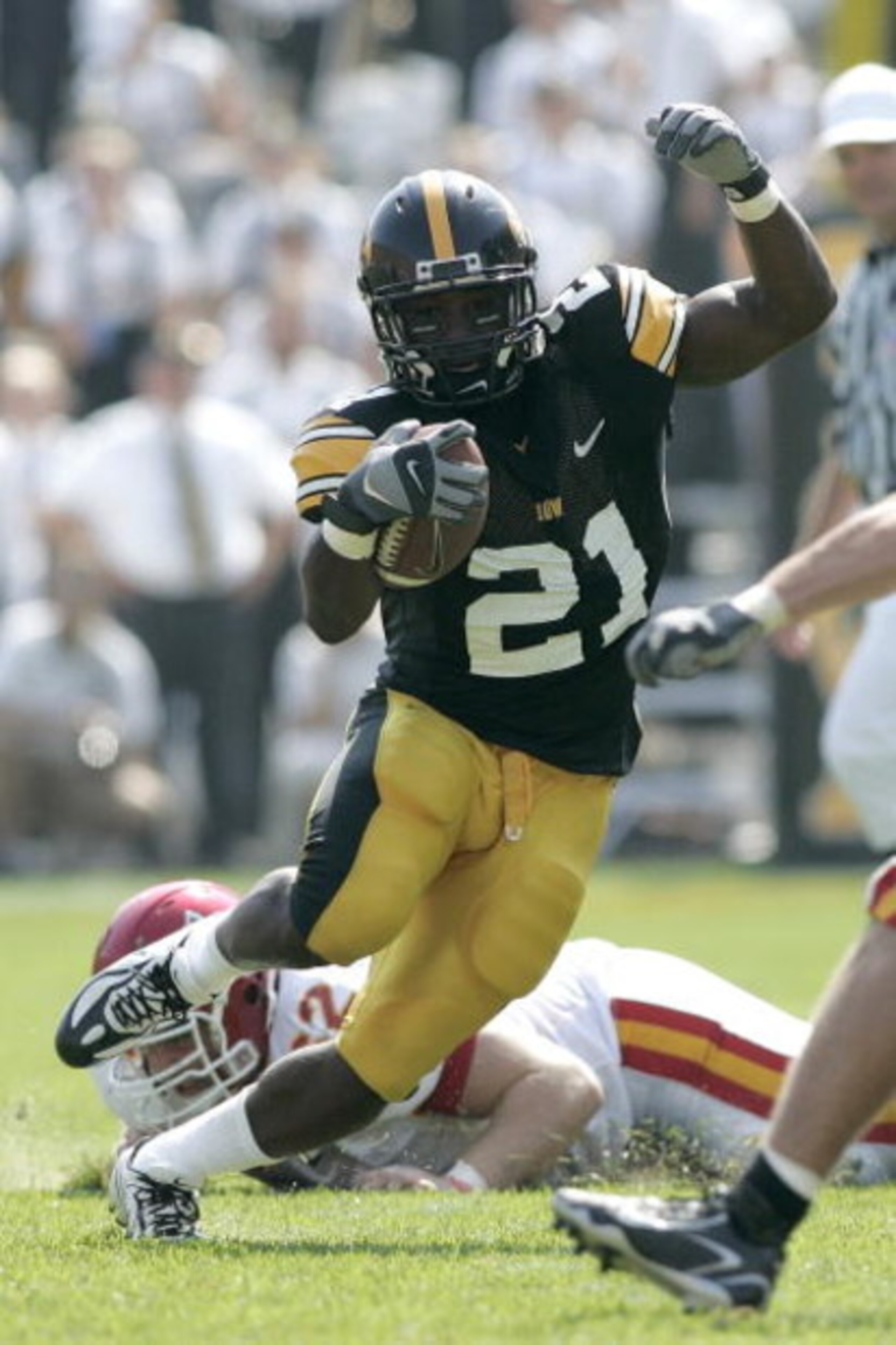 IOWA CITY, IA - SEPTEMBER 16: Running back Albert Young #21 of the Iowa Hawkeyes runs with the football against the Iowa State Cyclones at Kinnick Stadium on September 16, 2006 in Iowa City, Iowa. The Hawkeyes defeated Cyclones 27-17. (Photo by Scott Boeh