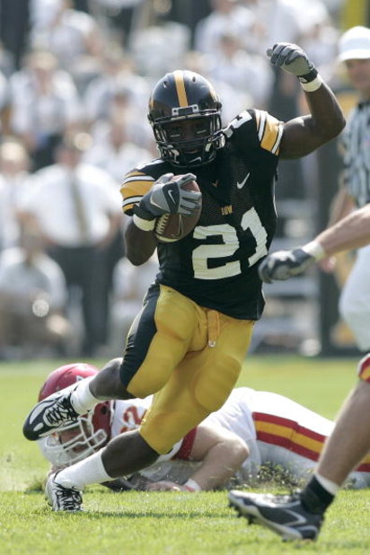 IOWA CITY, IA - SEPTEMBER 16: Running back Albert Young #21 of the Iowa Hawkeyes runs with the football against the Iowa State Cyclones at Kinnick Stadium on September 16, 2006 in Iowa City, Iowa. The Hawkeyes defeated Cyclones 27-17. (Photo by Scott Boeh