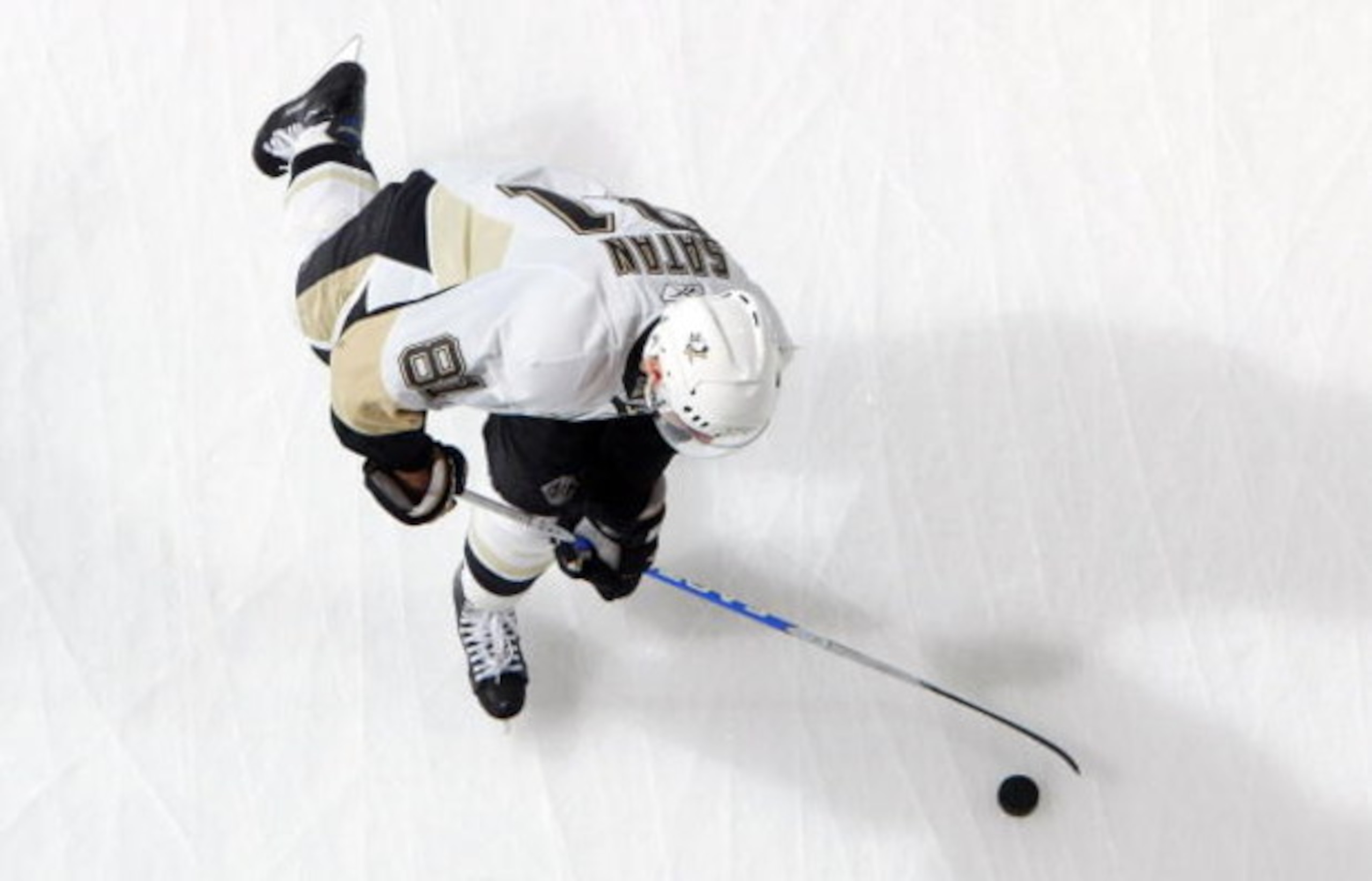 UNIONDALE, NY - FEBRUARY 16:  Miroslav Satan #18 of the Pittsburgh Penguins warms up before playing the New York Islanders on February 16, 2009 at Nassau Coliseum in Uniondale, New York.  (Photo by Jim McIsaac/Getty Images)