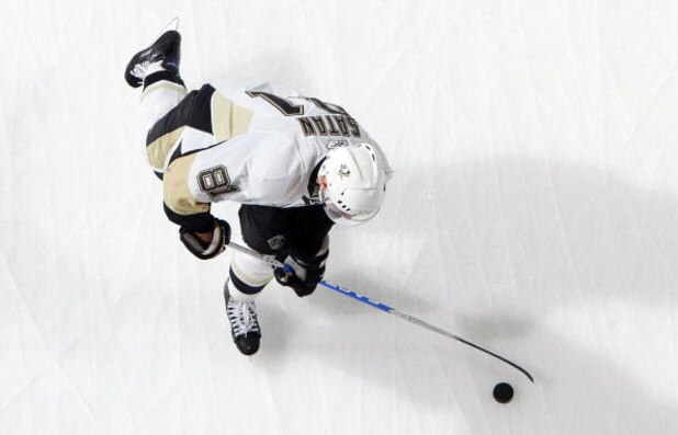 UNIONDALE, NY - FEBRUARY 16:  Miroslav Satan #18 of the Pittsburgh Penguins warms up before playing the New York Islanders on February 16, 2009 at Nassau Coliseum in Uniondale, New York.  (Photo by Jim McIsaac/Getty Images)