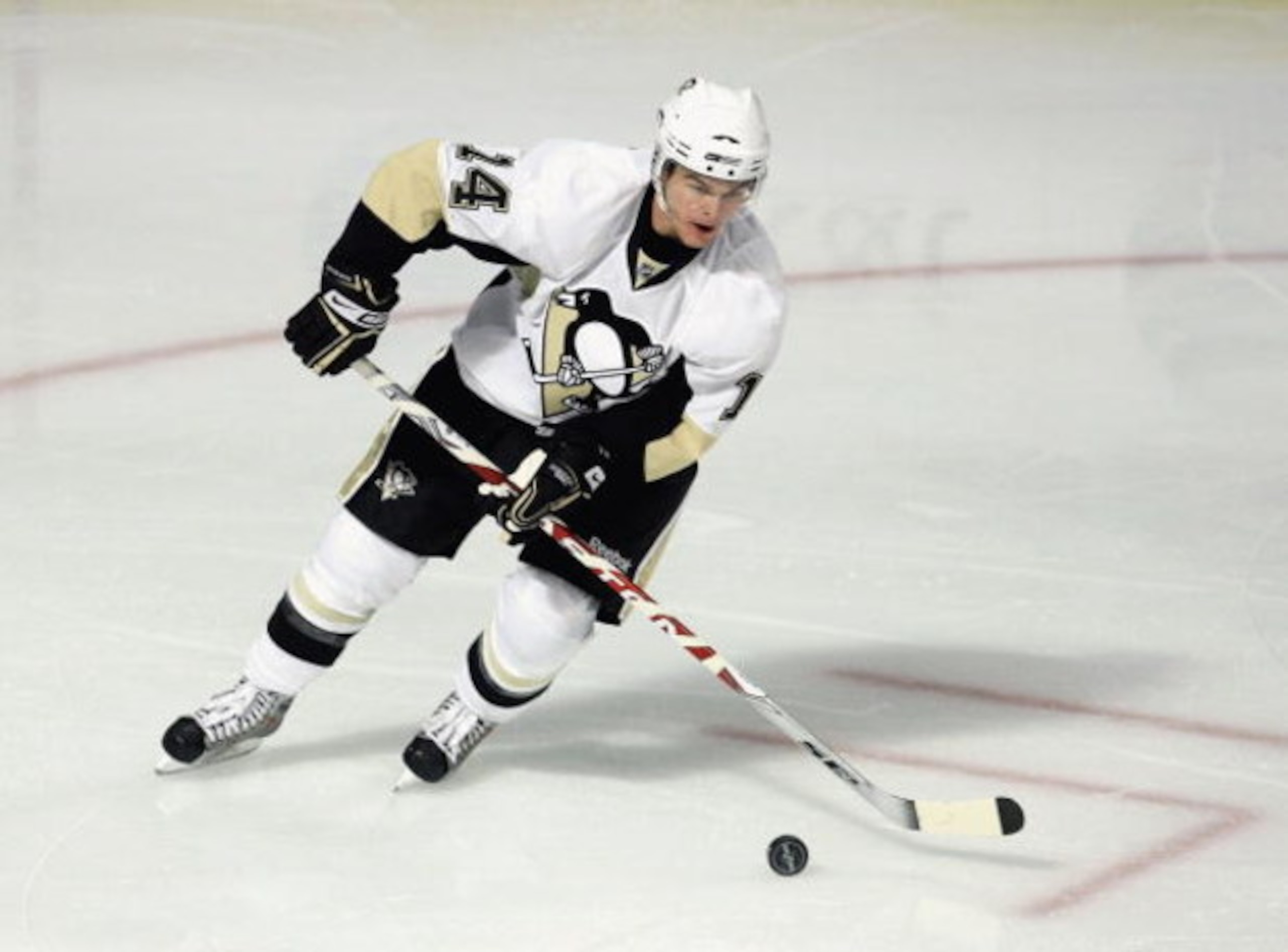 CHICAGO - FEBRUARY 27: Chris Kunitz #14 of the Pittsburgh Penguins skates with the puck against the Chicago Blackhawks on February 27, 2009 at the United Center in Chi cago, Illinois. The Penguins defeated the Blackhawks 5-4 in overtime. (Photo by Jonatha