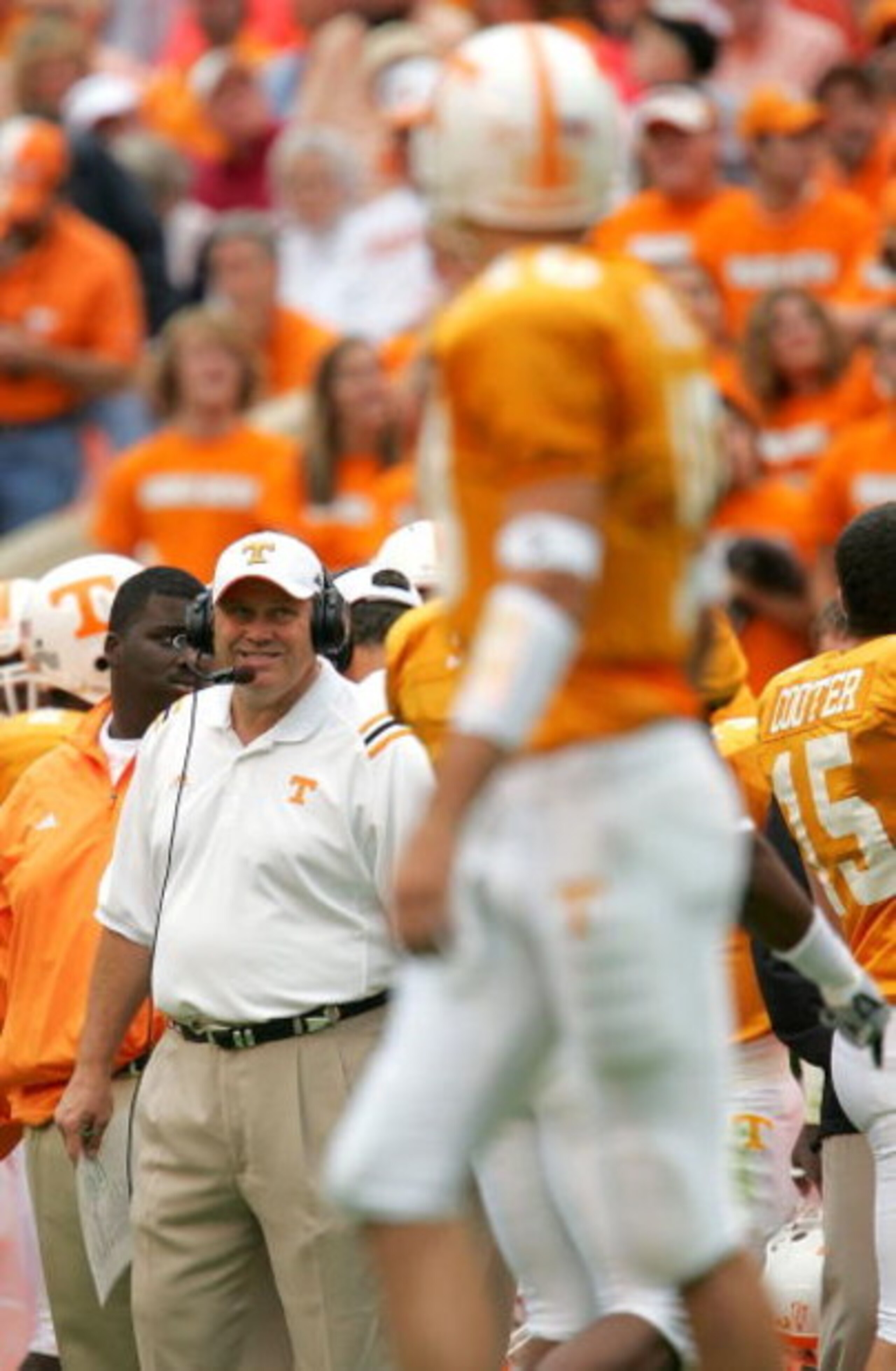 KNOXVILLE, TN - OCTOBER 23:  Head coach Phil Fulmer of the Tennessee Volunteers glances at quarterback Erik Ainge #10 during the game against the Alabama Crimson Tide at Neyland Stadium on October 23, 2004 in Knoxville, Tennessee. (Photo by Jamie Squire/G