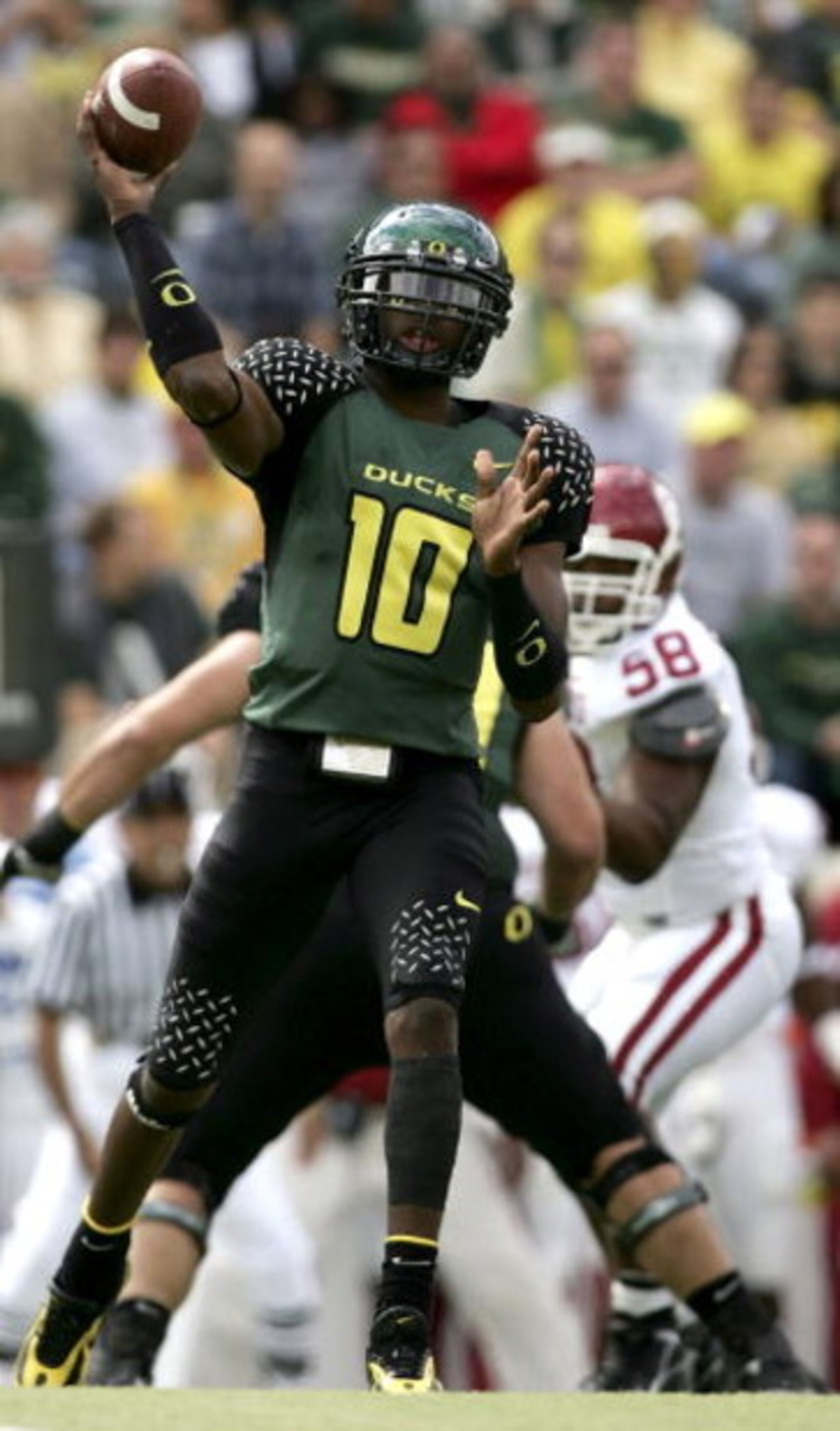 EUGENE, OR - SEPTEMBER 16:  Quarterback Dennis Dixon #10 of the Oregon Ducks throws the ball against the Oklahoma Sooners on September 16, 2006 at Autzen Stadium in Eugene, Oregon.  (Photo by Jonathan Ferrey/Getty Images)