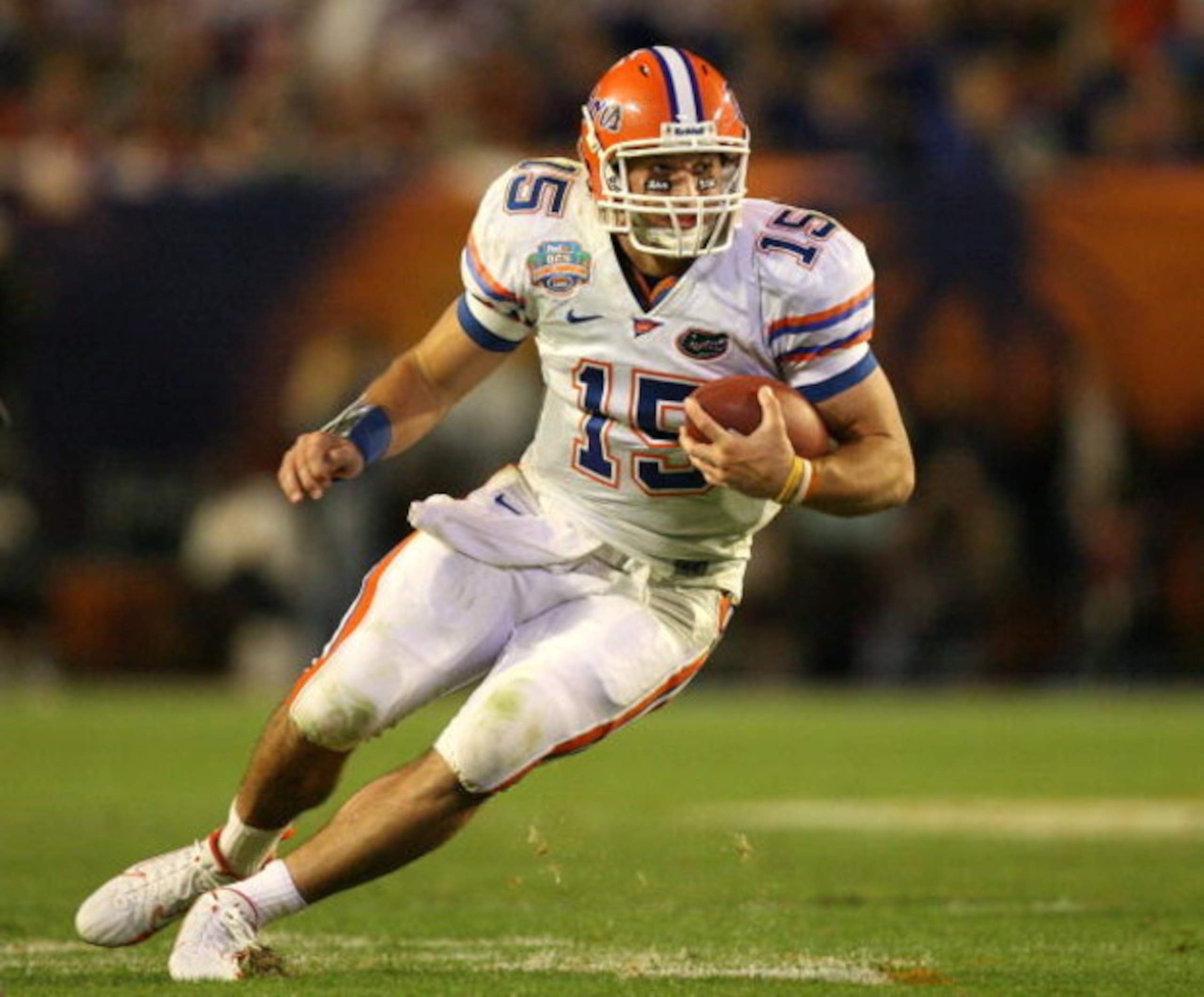 MIAMI - JANUARY 08:  Tim Tebow #15 of the Florida Gators runs the ball against the Oklahoma Sooners during the FedEx BCS National Championship game at Dolphin Stadium on January 8, 2009 in Miami, Florida.  (Photo by Doug Benc/Getty Images)