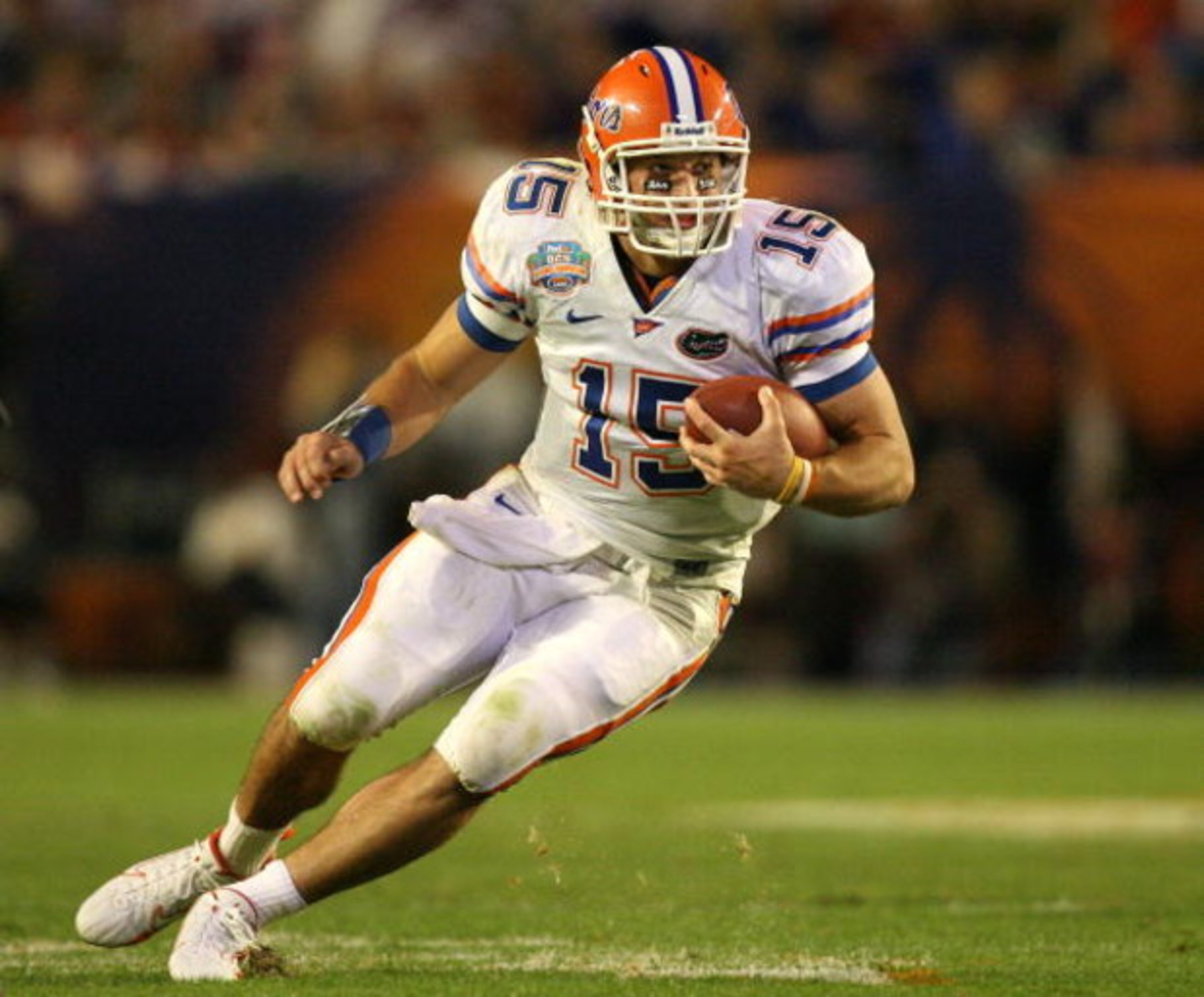 MIAMI - JANUARY 08:  Tim Tebow #15 of the Florida Gators runs the ball against the Oklahoma Sooners during the FedEx BCS National Championship game at Dolphin Stadium on January 8, 2009 in Miami, Florida.  (Photo by Doug Benc/Getty Images)