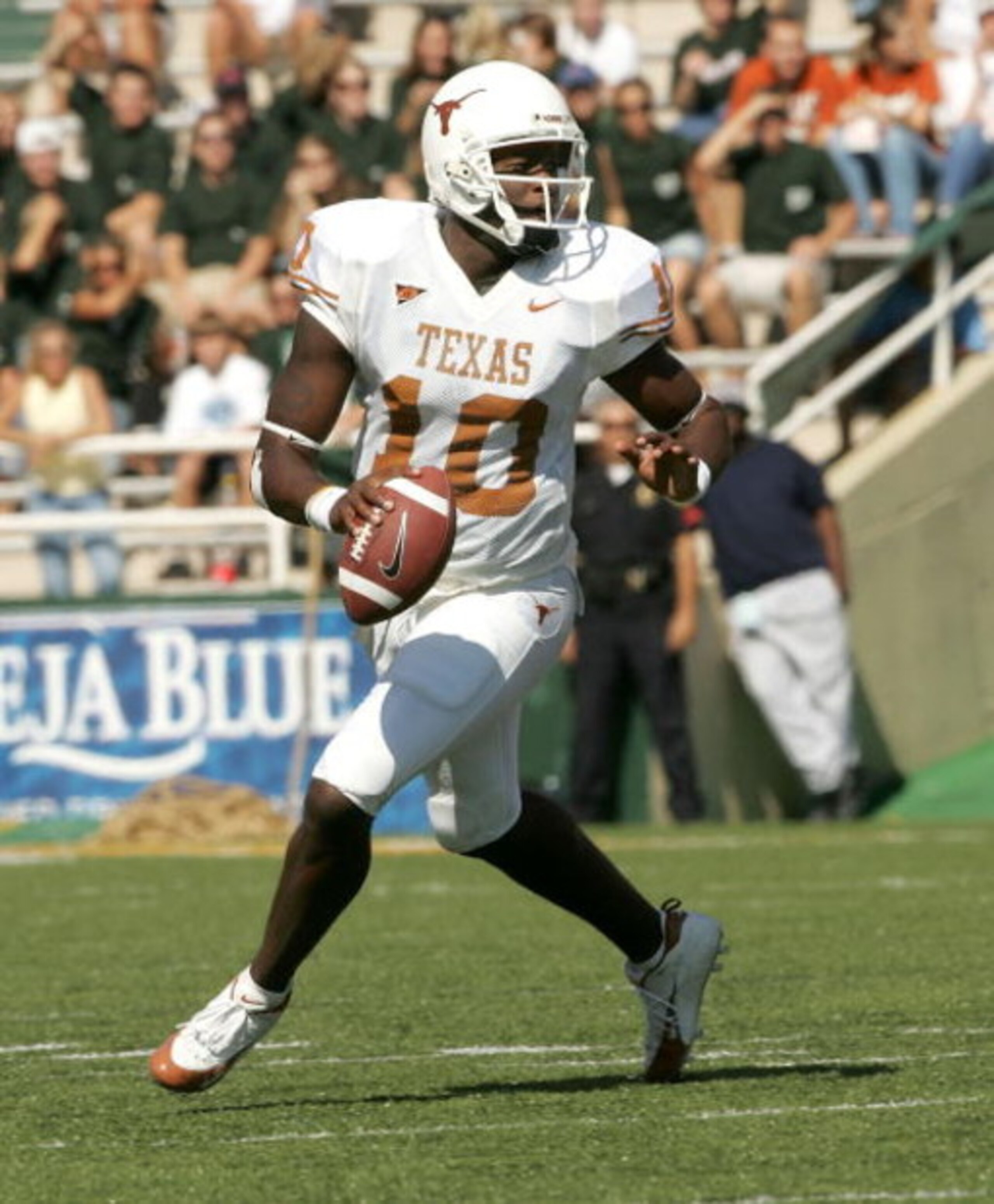 WACO, TX - NOVEMBER 5:  Quarterback Vince Young #11 of the Texas Longhorns carries the ball against the Baylor Bears on November 5, 2005 at Floyd Casey Stadium in Waco, Texas. Texas defeated Baylor 62-0.  (Photo by Stephen Dunn /Getty Images)
