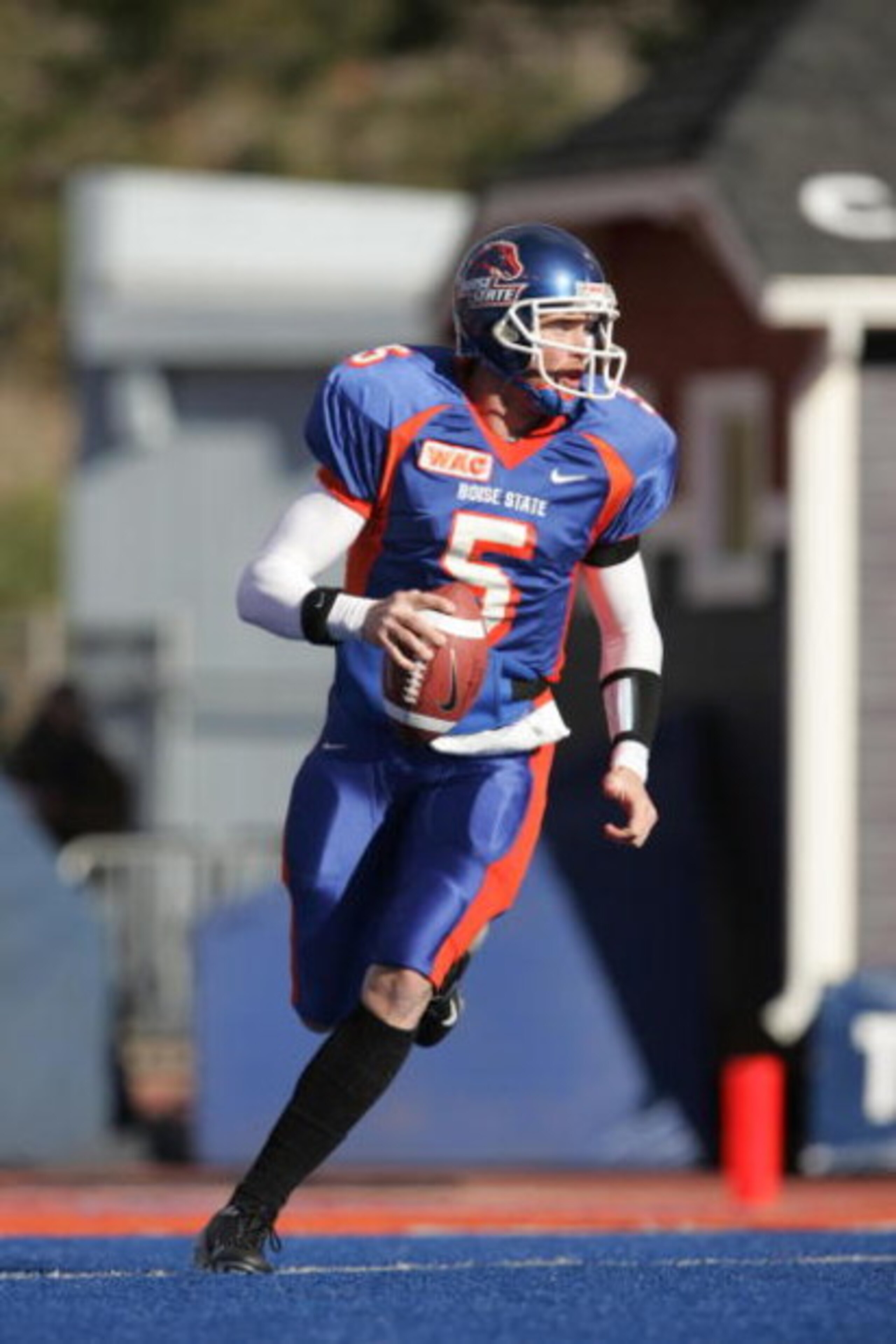BOISE, ID - NOVEMBER 20:  Quarterback Jared Zabransky #5 of Boise State looks to pass against Louisiana Tech at Bronco Stadium on November 20, 2004 in Boise, Idaho. Boise State defeated Louisiana Tech 55-14. (Photo by Jeff Gross/Getty Images)