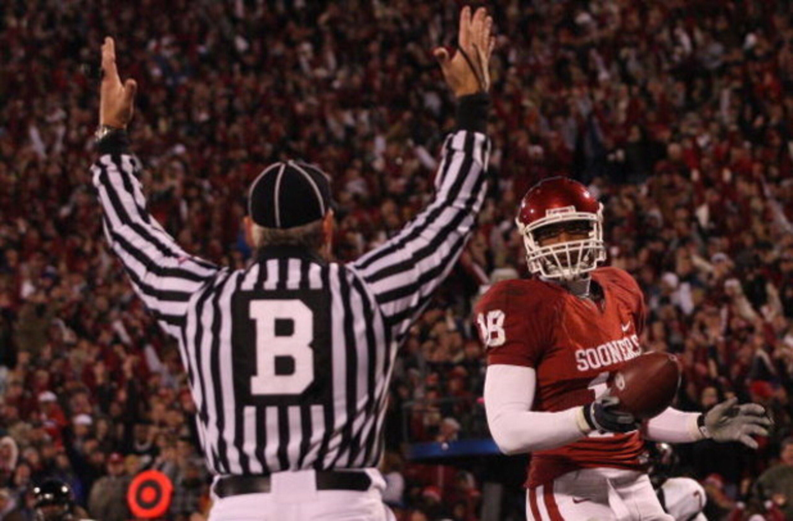 NORMAN, OK - NOVEMBER 22:  Back judge Mike Defee signals the touchdown by Jermaine Gresham #18 of the Oklahoma Sooners against the Texas Tech Red Raiders in the second quarter at Memorial Stadium on November 22, 2008 in Norman, Oklahoma.  (Photo by Ronald