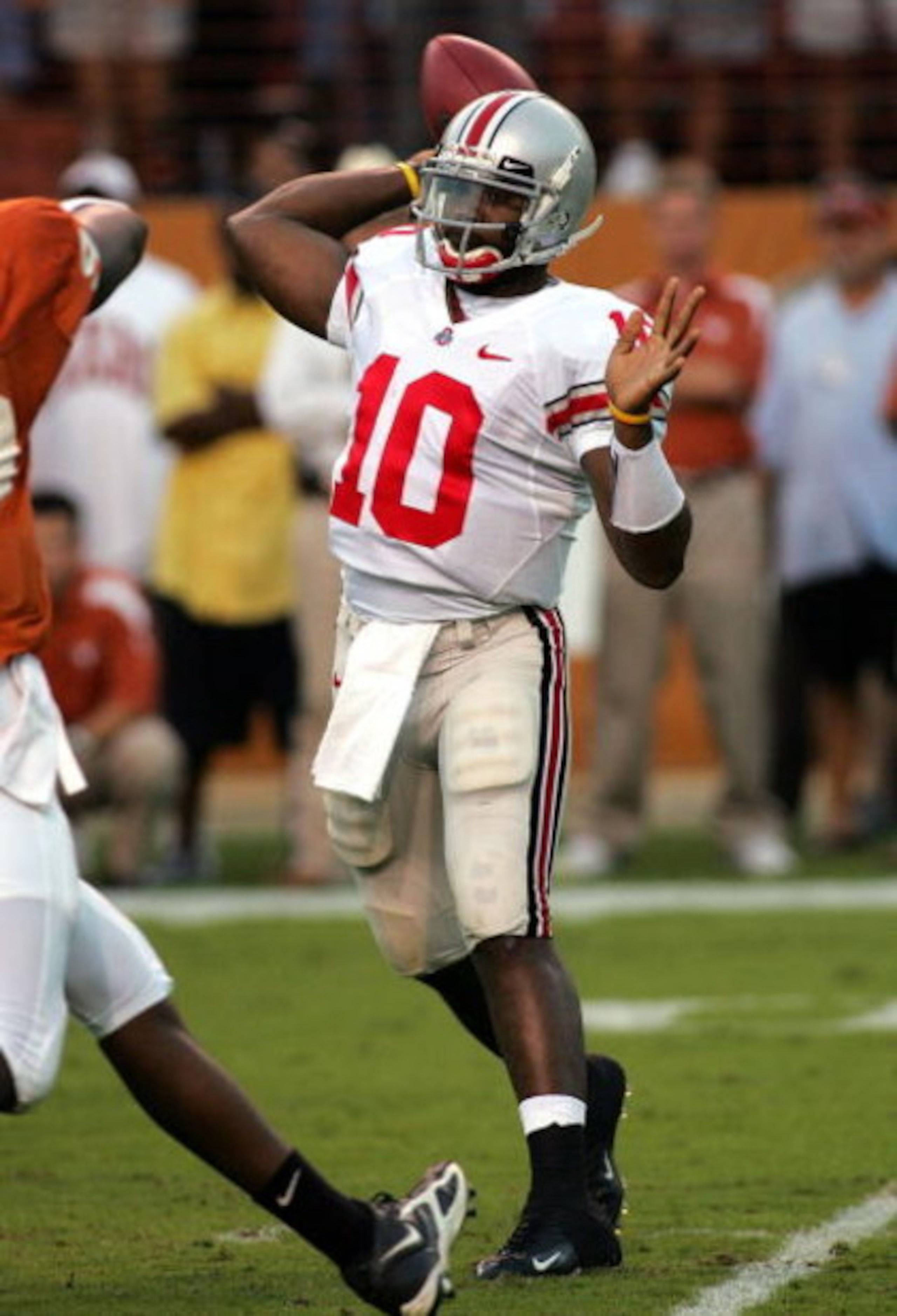 AUSTIN, TX - SEPTEMBER 9:   Quarterback Troy Smith #10 of the Ohio State Buckeyes throws against the Texas Longhorns on September 9, 2006 at Texas Memorial Stadium in Austin, Texas.   (Photo by Ronald Martinez/Getty Images)    