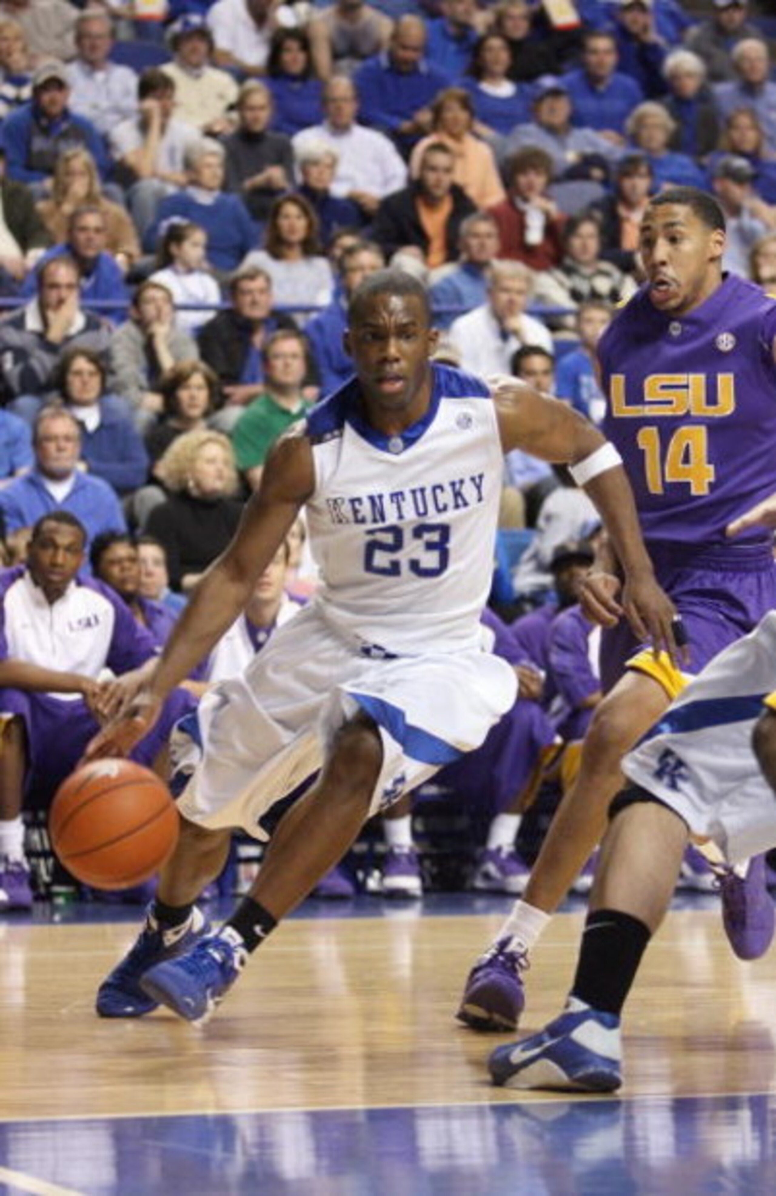 LEXINGTON, KY - FEBRUARY 28:  Jodie Meeks #23 of the Kentucky Wildcats drives to the basket against Garrett Temple #14 of the LSU Tigers during the SEC game at Rupp Arena on February 28, 2009 in Lexington, Kentucky.  (Photo by Andy Lyons/Getty Images)