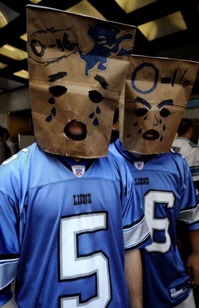 NEW YORK - APRIL 25:  Detroit Lions fans wait for admission to Radio City Music Hall for the 2009 NFL Draft on April 25, 2009 in New York City.  (Photo