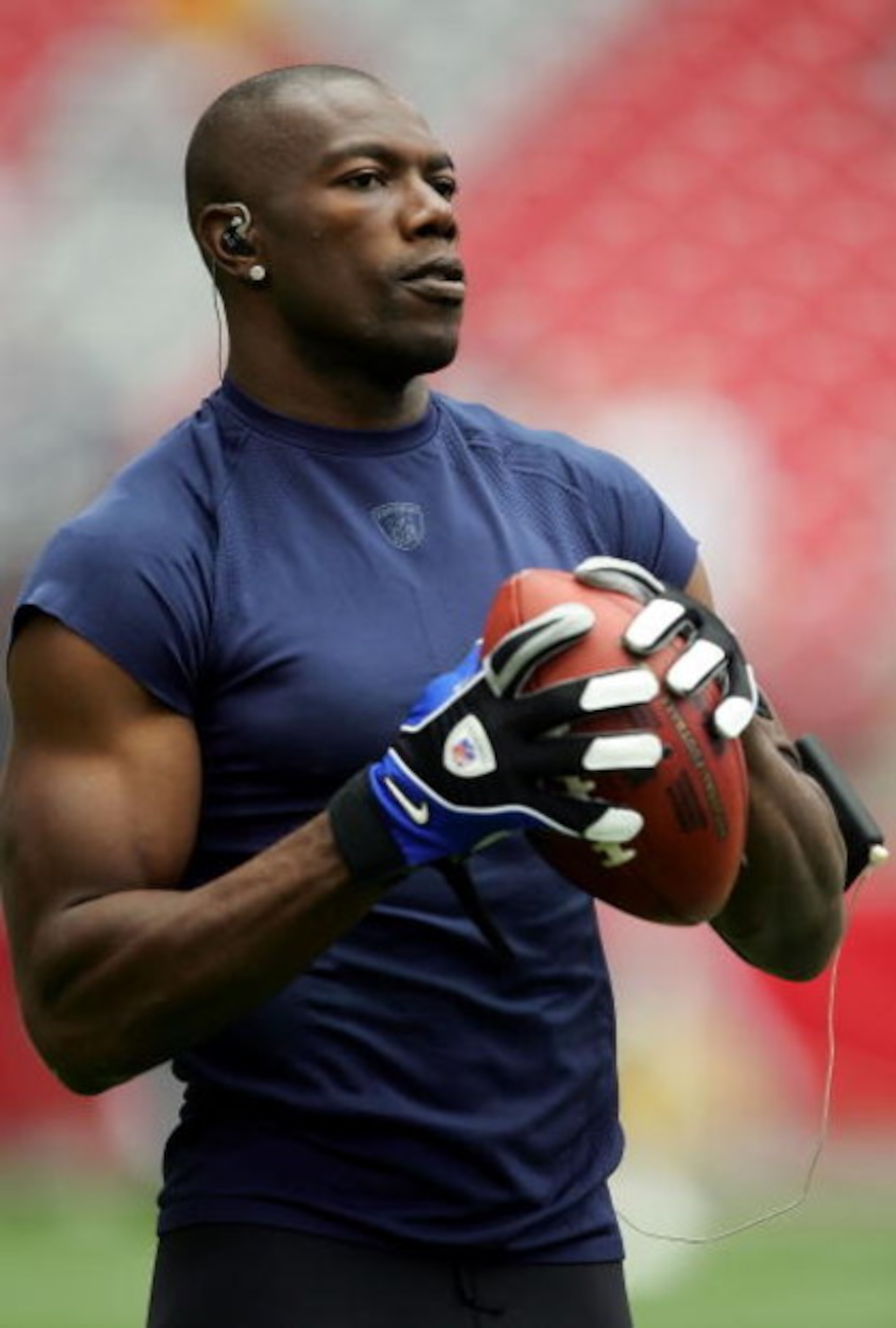 GLENDALE, AZ - OCTOBER 12:  Terrell Owens #81 of the Dallas Cowboys warms up before the game against the Arizona Cardinals at University of Phoenix Stadium on October 12, 2008 in Glendale, Arizona.  (Photo by Lisa Blumenfeld/Getty Images)