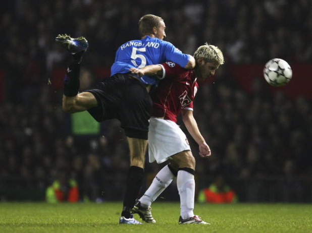 MANCHESTER, UNITED KINGDOM - OCTOBER 17:  Alan Smith of Manchester United battles with Brede Hangeland of FC Copenhagen during the UEFA Champions League Group F match between Manchester United and FC Copenhagen at Old Trafford on October 17, 2006 in Manch