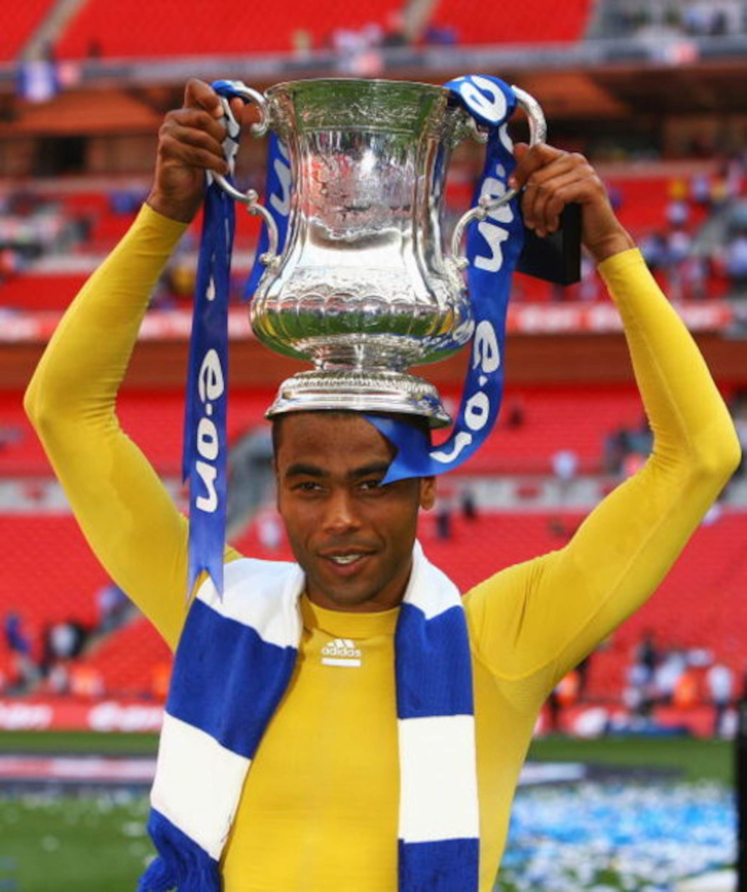 LONDON, ENGLAND - MAY 30:  Ashley Cole of Chelsea lifts the trophy after winning his fifth medal during the FA Cup sponsored by E.ON Final match between Chelsea and Everton at Wembley Stadium on May 30, 2009 in London, England.  (Photo by Alex Livesey/Get