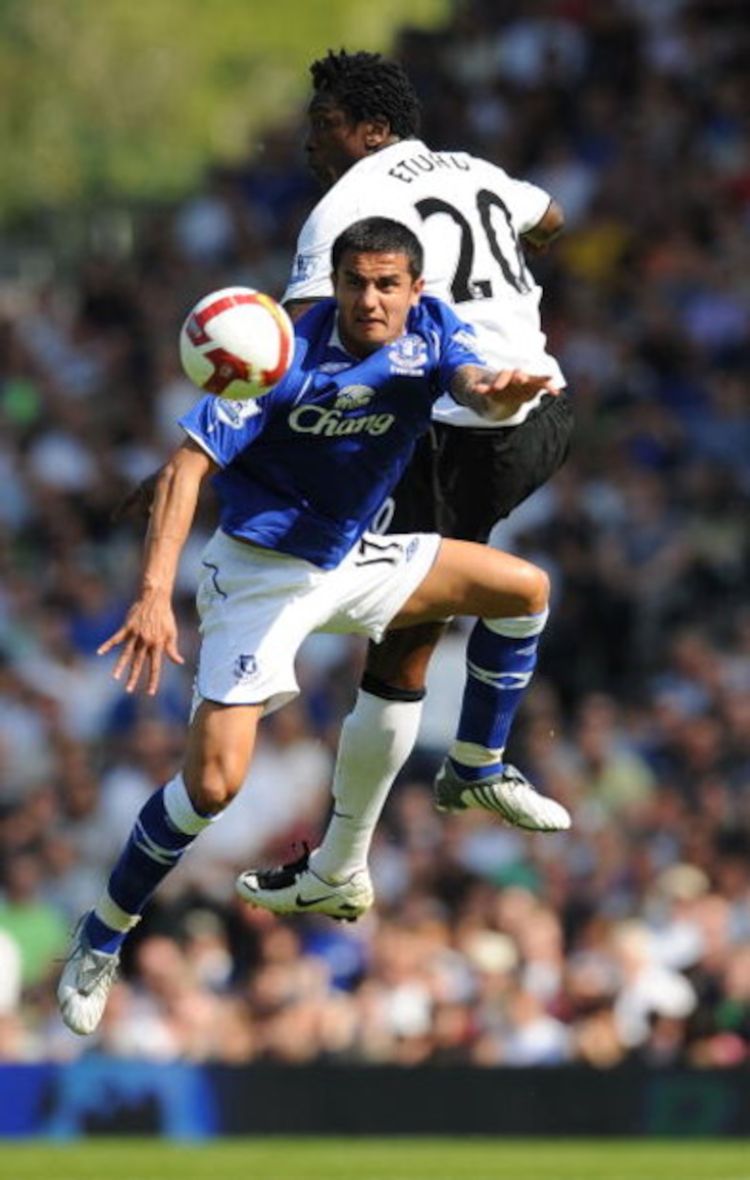 LONDON, ENGLAND - MAY 24:  Tim Cahill of Everton (front) jumps for the ball with Dickson Etuhu of Fulham during the Barclays Premier League match between Fulham and Everton at Craven Cottage on May 24, 2009 in London, England.  (Photo by Christopher Lee/G