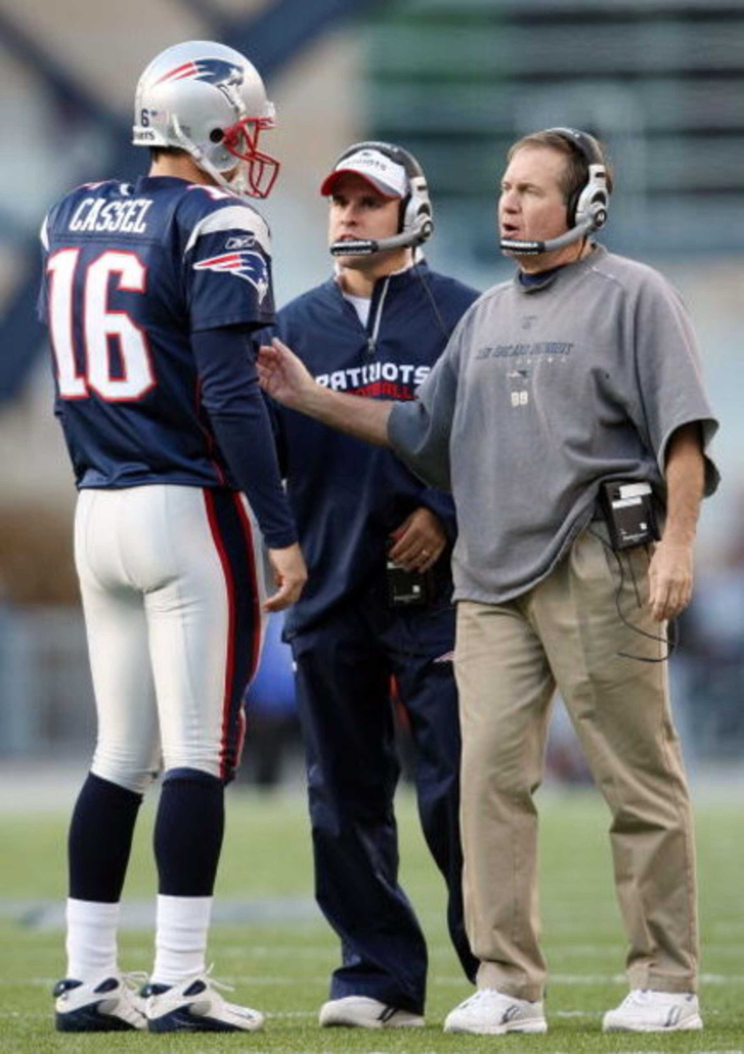 FOXBORO, MA - NOVEMBER 09:  Head coach Bill Belichick and offensive coordinator Josh McDaniels talks with Matt Cassel #16 of the New England Patriots during a time out in the fourth quarter against the Buffalo Bills on November 9, 2008 at Gillette Stadium