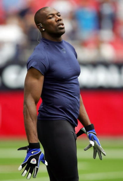 GLENDALE, AZ - OCTOBER 12:   Terrell Owens #81 of the Dallas Cowboys warms up before the game against the Arizona Cardinals at University of Phoenix Stadium on October 12, 2008 in Glendale, Arizona.  (Photo by Lisa Blumenfeld/Getty Images)