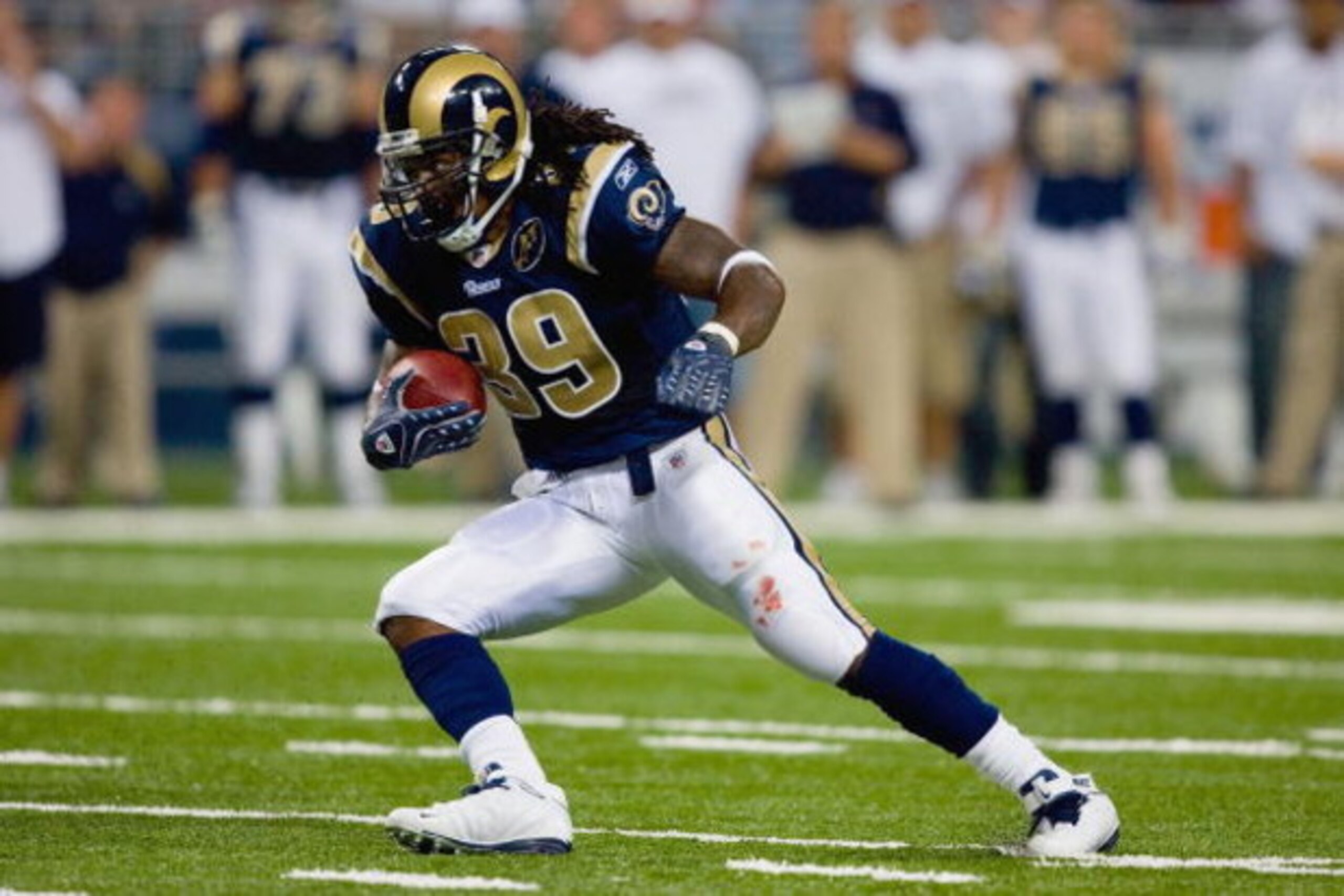 ST. LOUIS, MO - SEPTEMBER 28:  Steven Jackson #39 of the St. Louis Rams carries the ball during the game against the Buffalo Bills at the Edward Jones Dome on September 28, 2008 in St. Louis, Missouri. (Photo by Dilip Vishwanat/Getty Images)