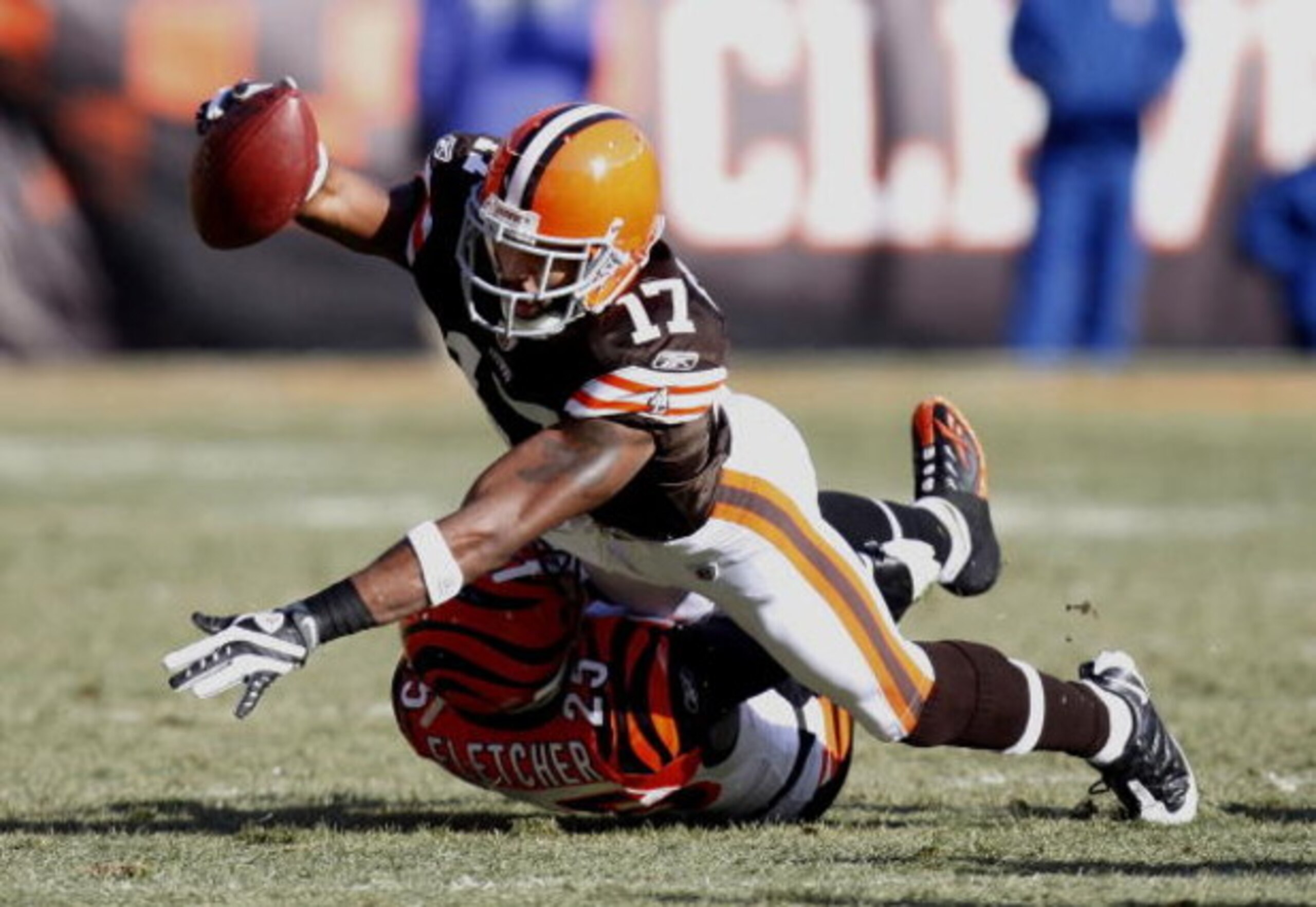CLEVELAND - DECEMBER 21: Braylon Edwards #17 of the Cleveland Browns reaches for a first quarter first down over Jamar Fletcher #25 of the Cincinnati Bengals at Cleveland Browns Stadium December 21, 2008 in Cleveland, Ohio.  (Photo by Gregory Shamus/Getty