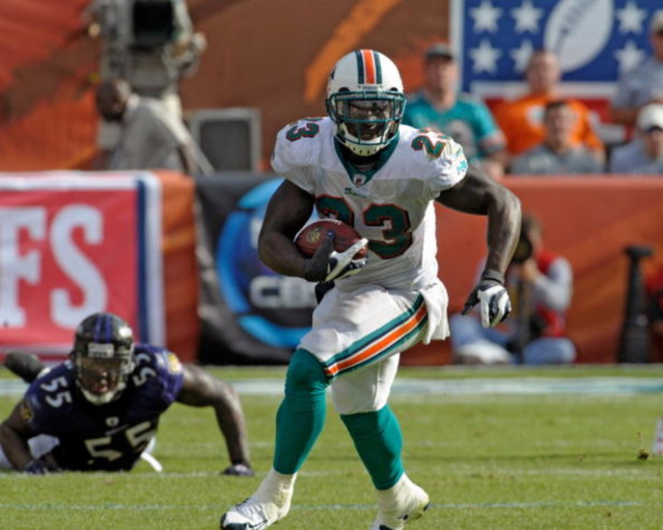 MIAMI, FL - JANUARY 4:  Running back Ronnie Brown #23 of the Miami Dolphins rushes upfield against the Baltimore Ravens during their AFC Wild Card Game at Dolphins Stadium on January 4, 2009 in Miami, Floirda.  (Photo by Al Messerschmidt/Getty Images)