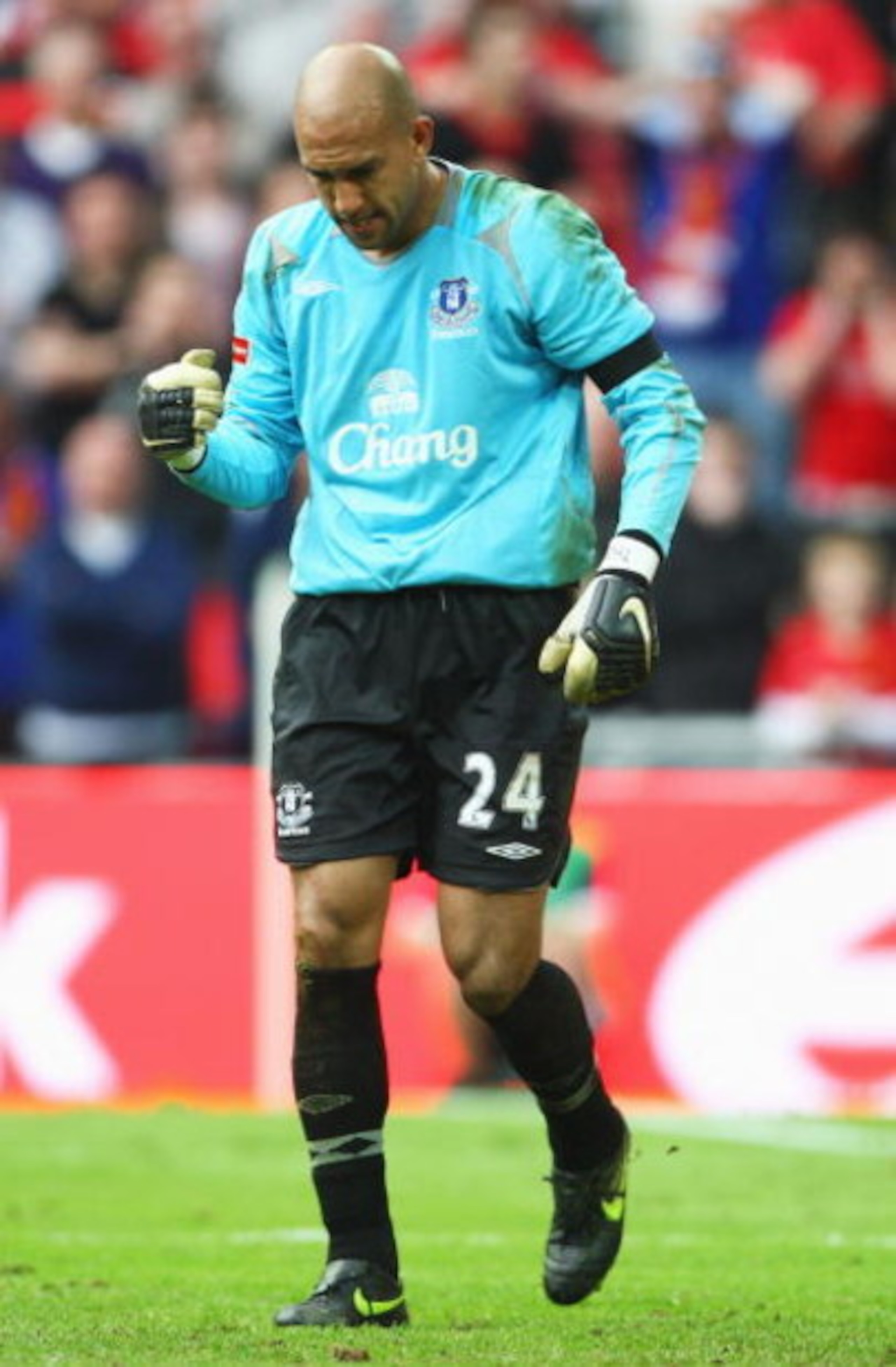 LONDON, ENGLAND - APRIL 19:  Tim Howard of Everton ceebrates as he saves a penalty from Rio Ferdinand of Manchester United in the shoot out during the FA Cup sponsored by E.ON Semi Final match between Everton and Manchester United at Wembley Stadium on Ap