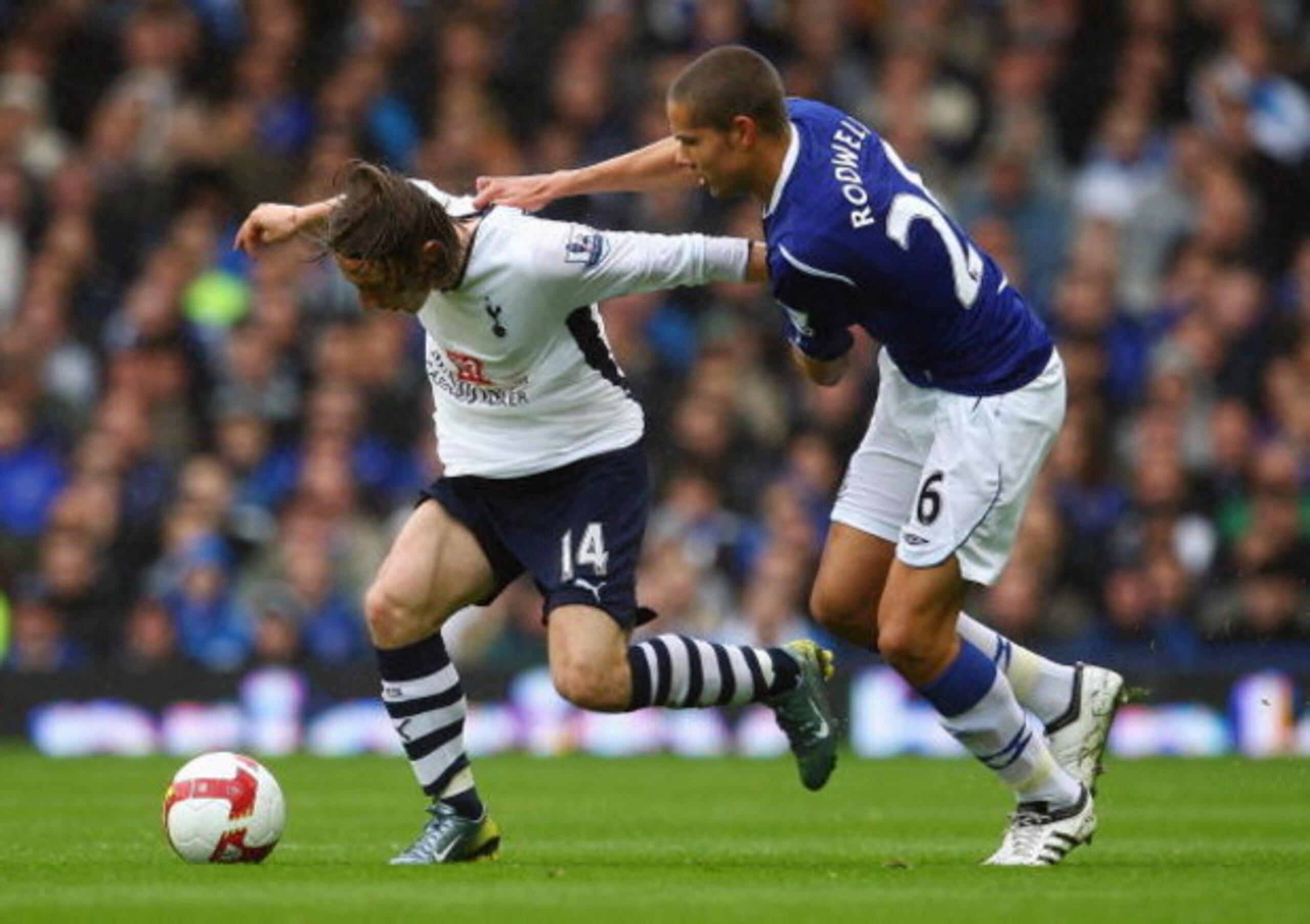 LIVERPOOL, ENGLAND - MAY 09:  Jack Rodwell of Everton battles with Luka Modric of Tottenham during the Barclays Premier League Match between Everton and Tottenham Hotspur at Goodison Park on May 9, 2009 in Liverpool, England.  (Photo by Laurence Griffiths