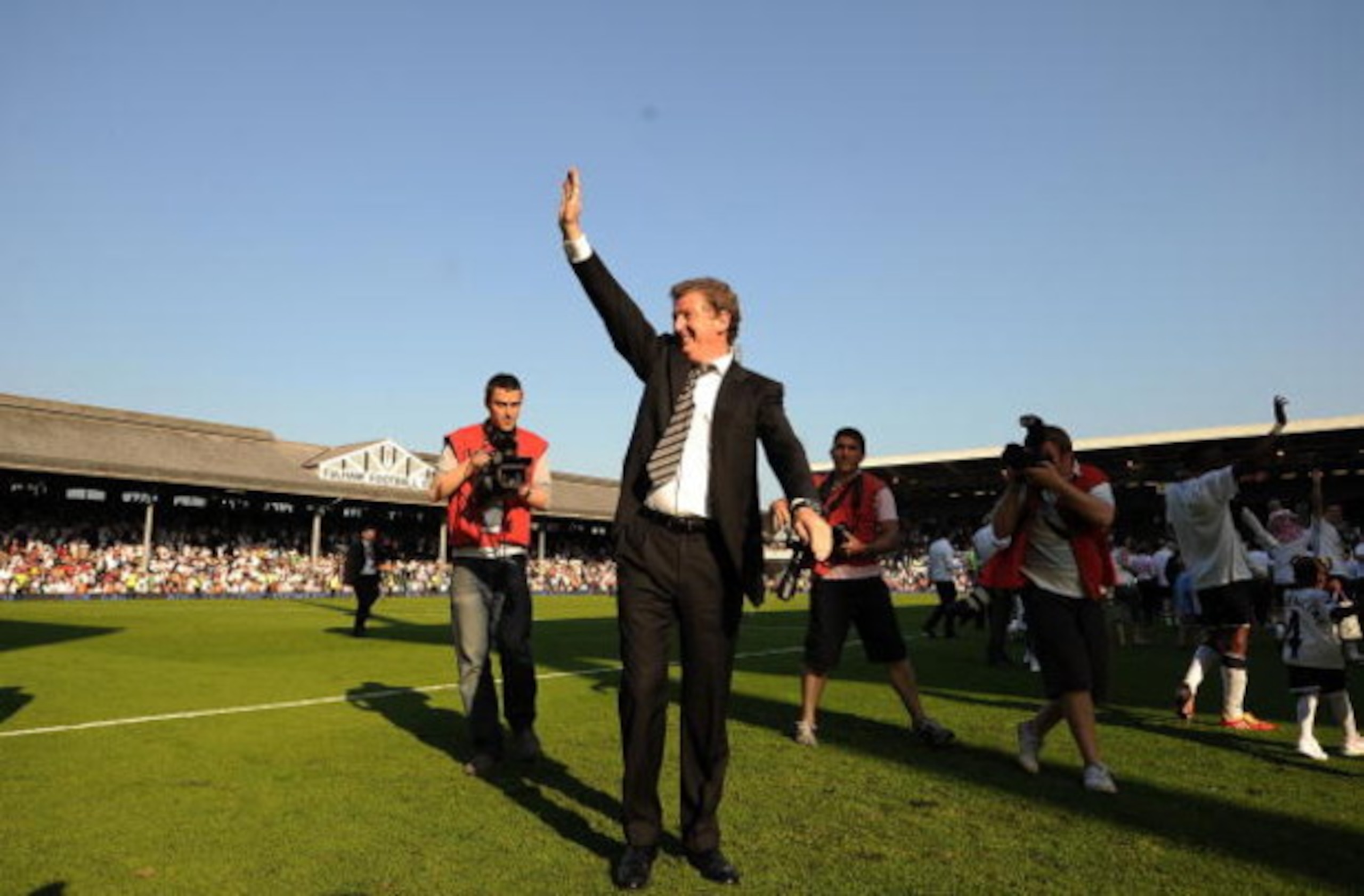 LONDON, ENGLAND - MAY 24:  Manager Roy Hodgson of Fulham applauds the fans as he does a lap of honour with his team during the Barclays Premier League match between Fulham and Everton at Craven Cottage on May 24, 2009 in London, England.  (Photo by Christ